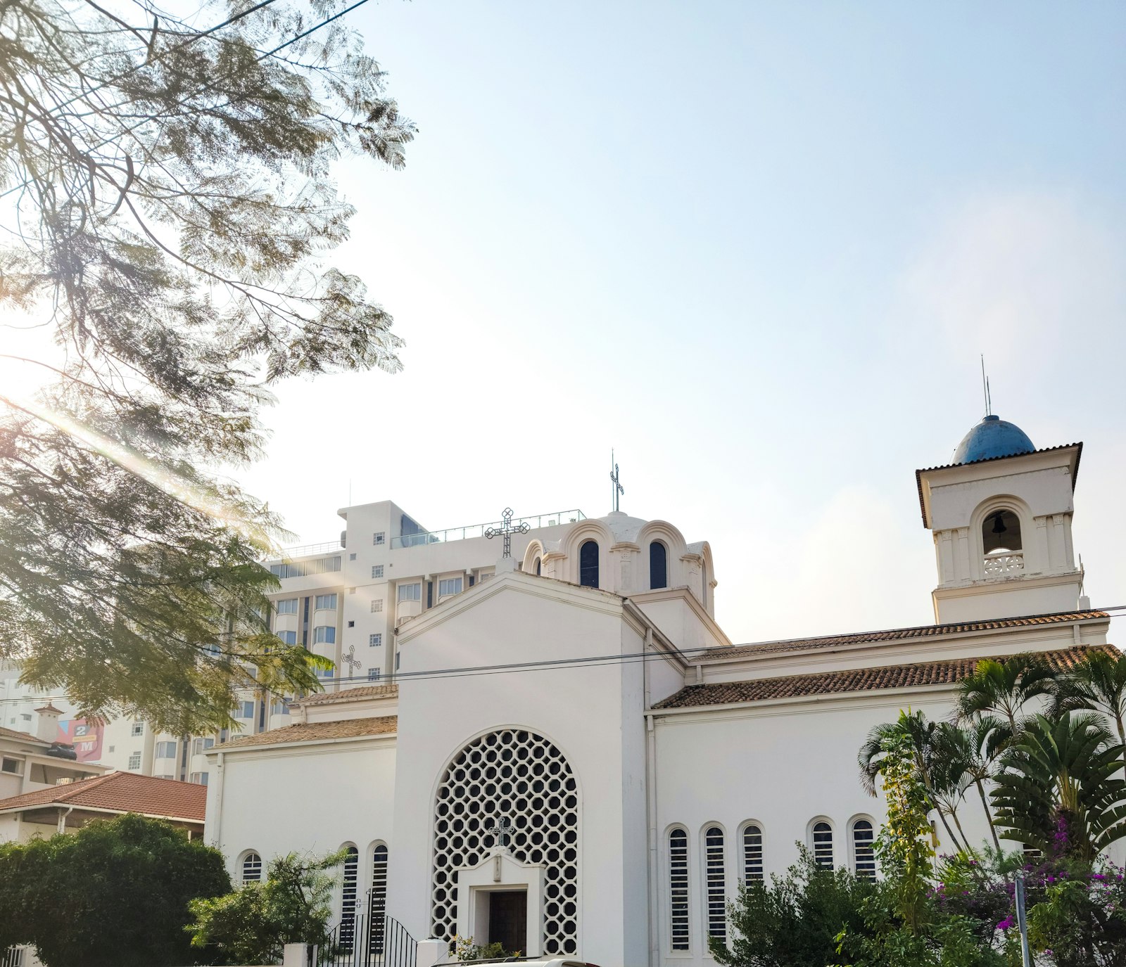Rolos de tecido e capulanas numa loja em Maputo
