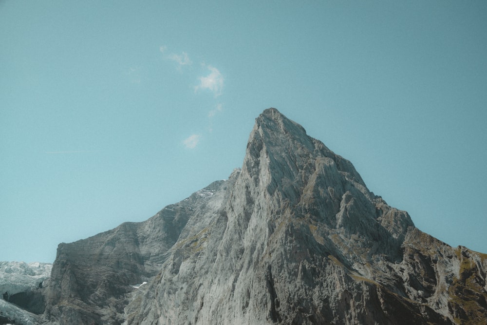 Ein sehr hoher Berg mit einem Himmelshintergrund