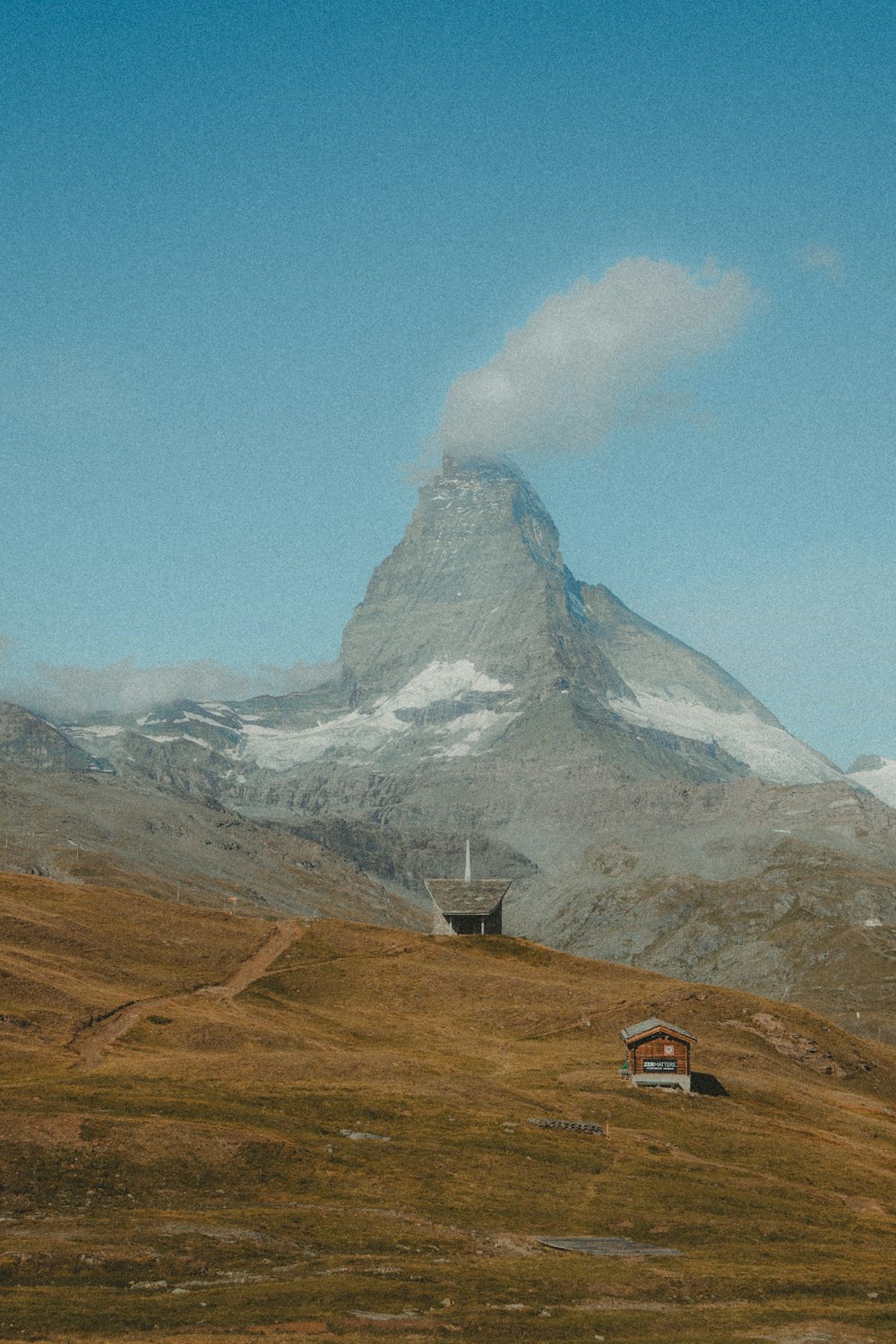 ein Berg mit einem Haus auf dem Gipfel