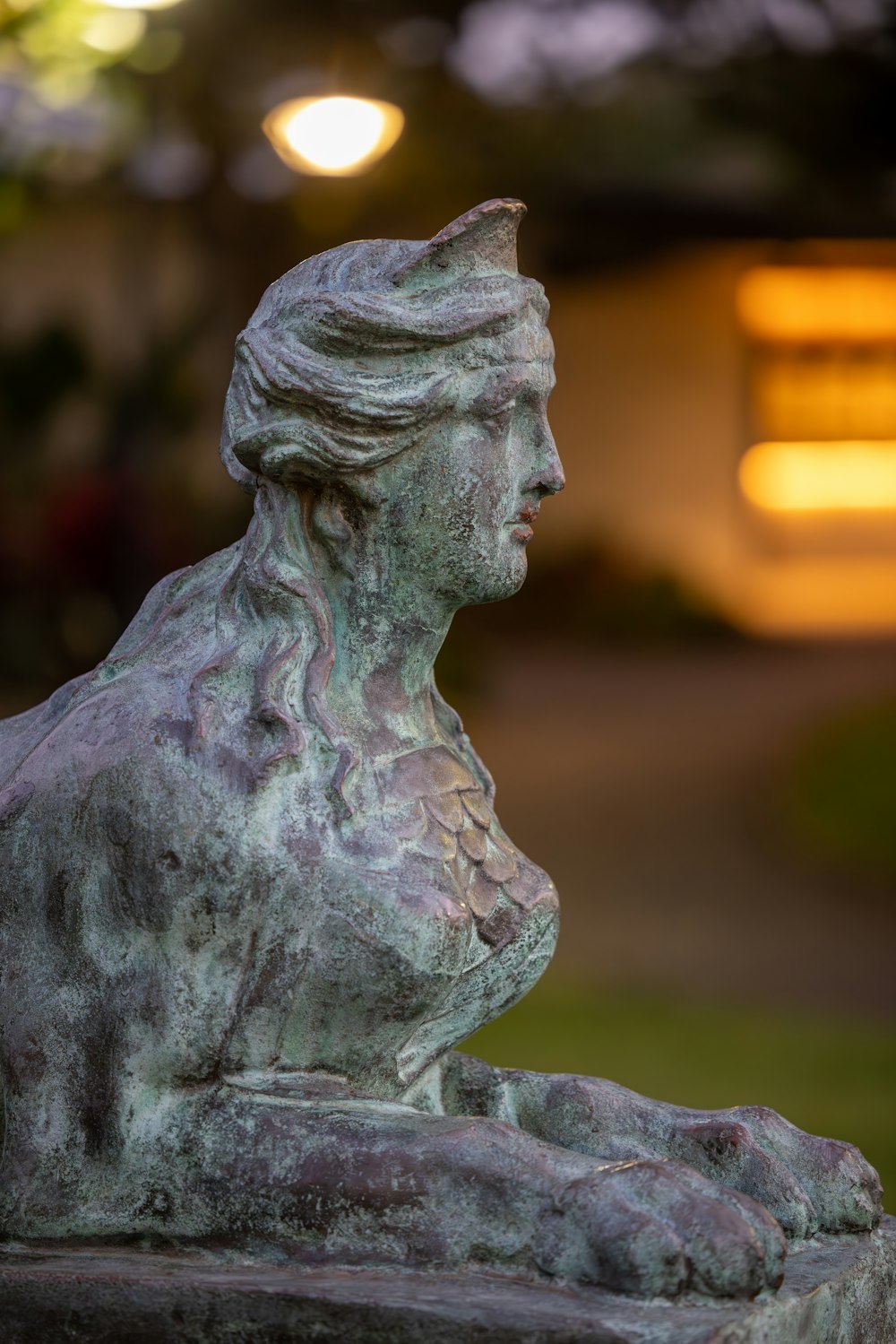 Una estatua de una mujer sentada en un banco