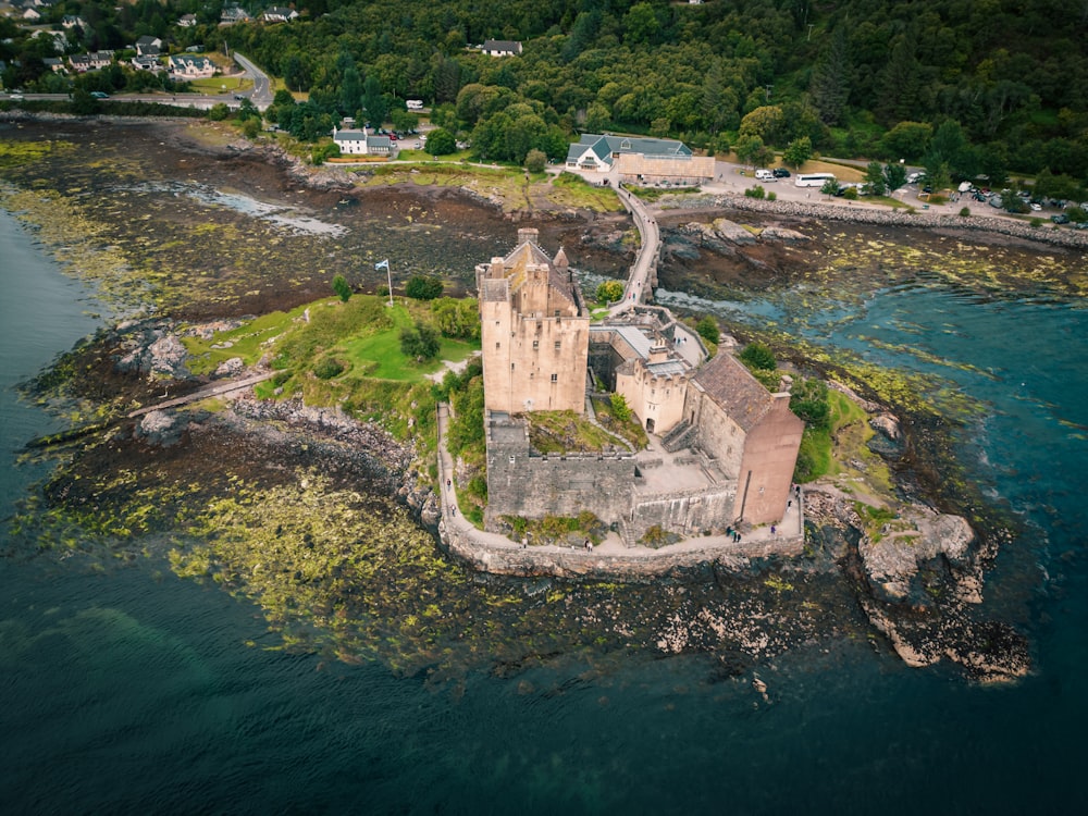 Vue aérienne d’un château sur une île