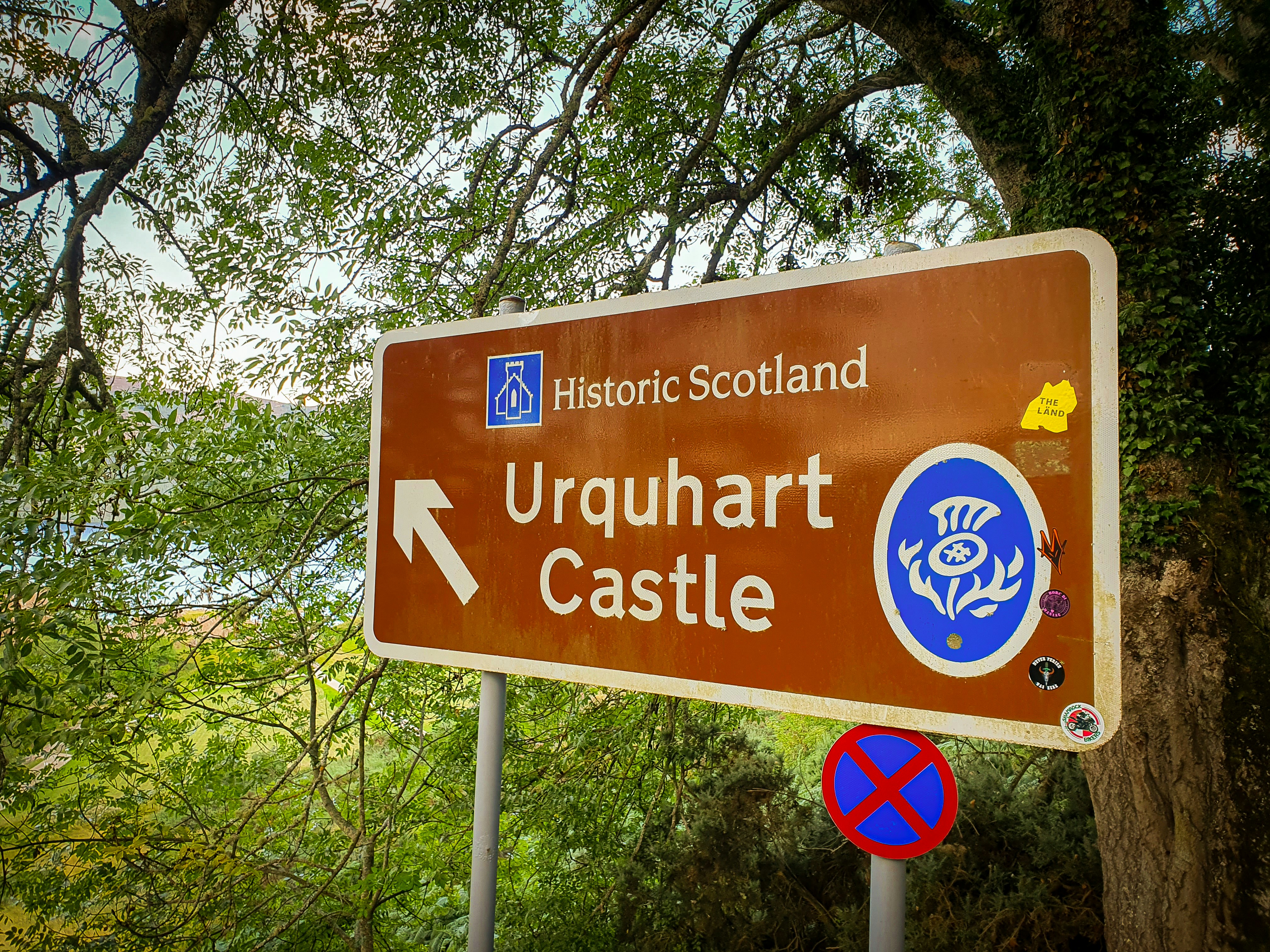 a road sign pointing to urqu hart castle, Urquhart Castle, Loch Ness, Scotland