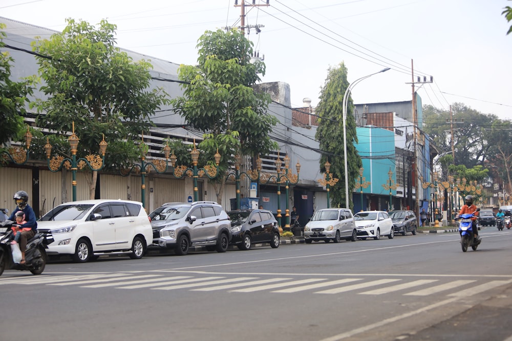 a city street filled with lots of traffic