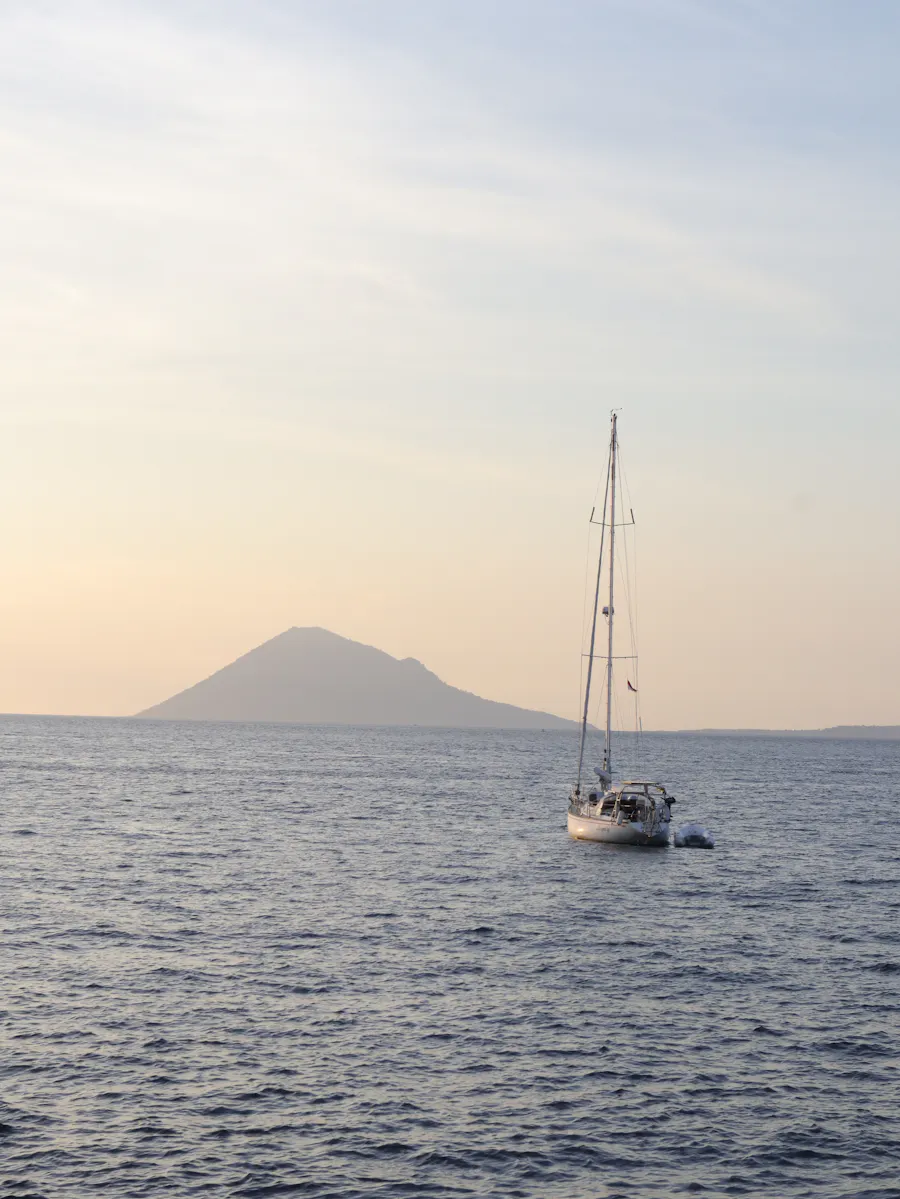 Senja di Teluk Manado dengan siluet Gunung Manado Tua