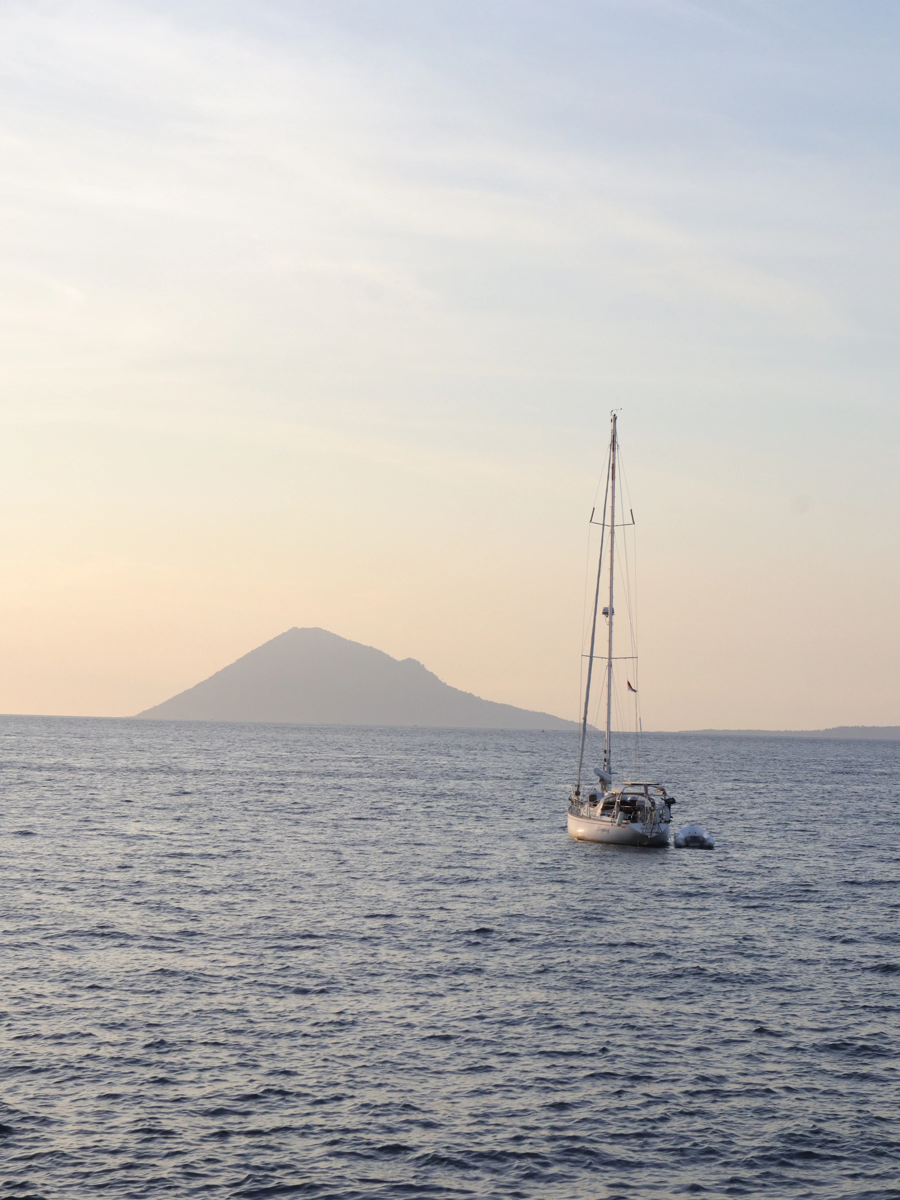 Senja di Teluk Manado dengan siluet Gunung Manado Tua