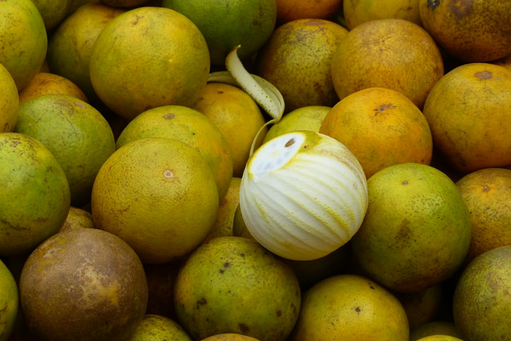 a close up of a pile of mangoes