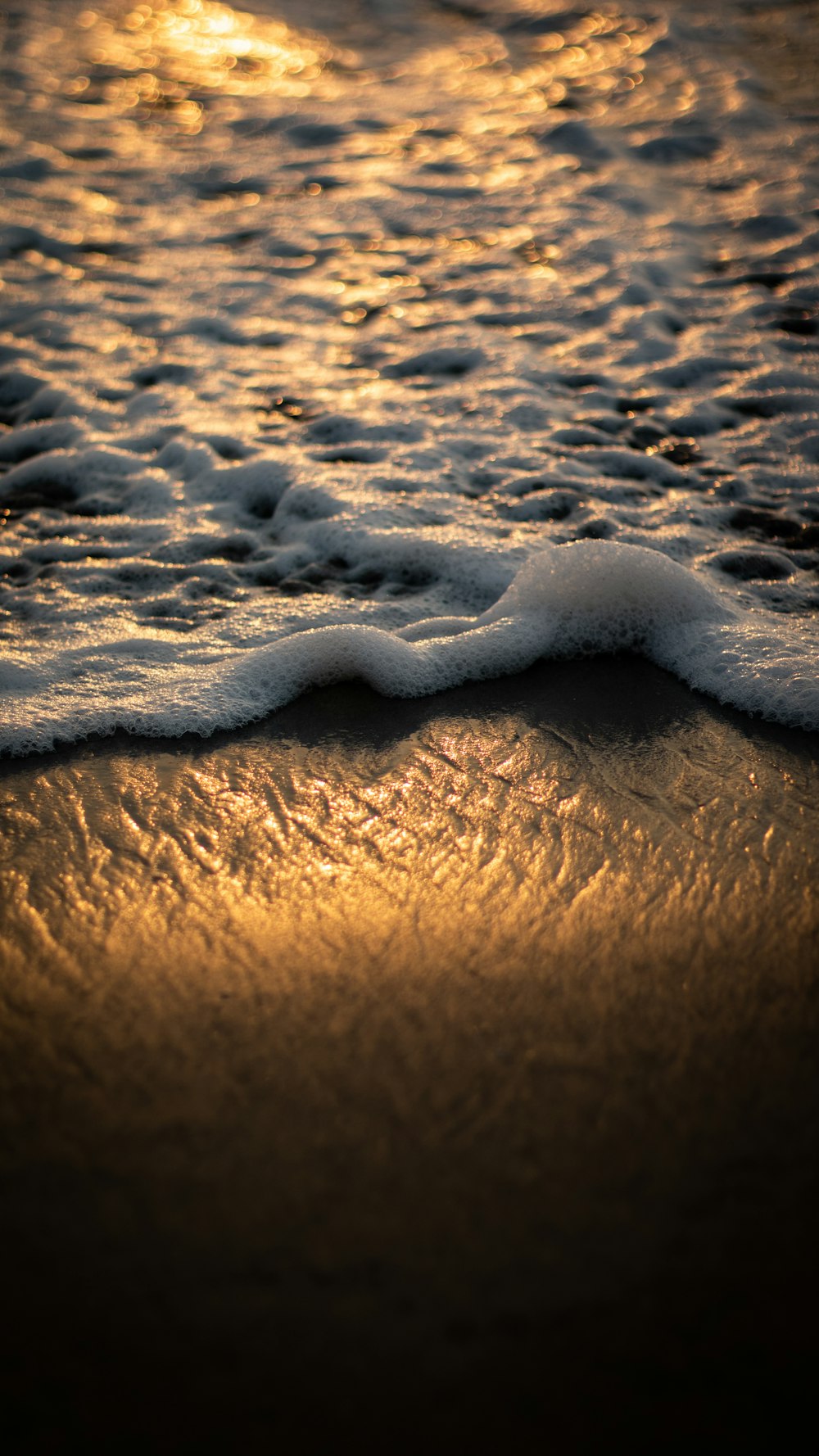 um close up de uma onda em uma praia