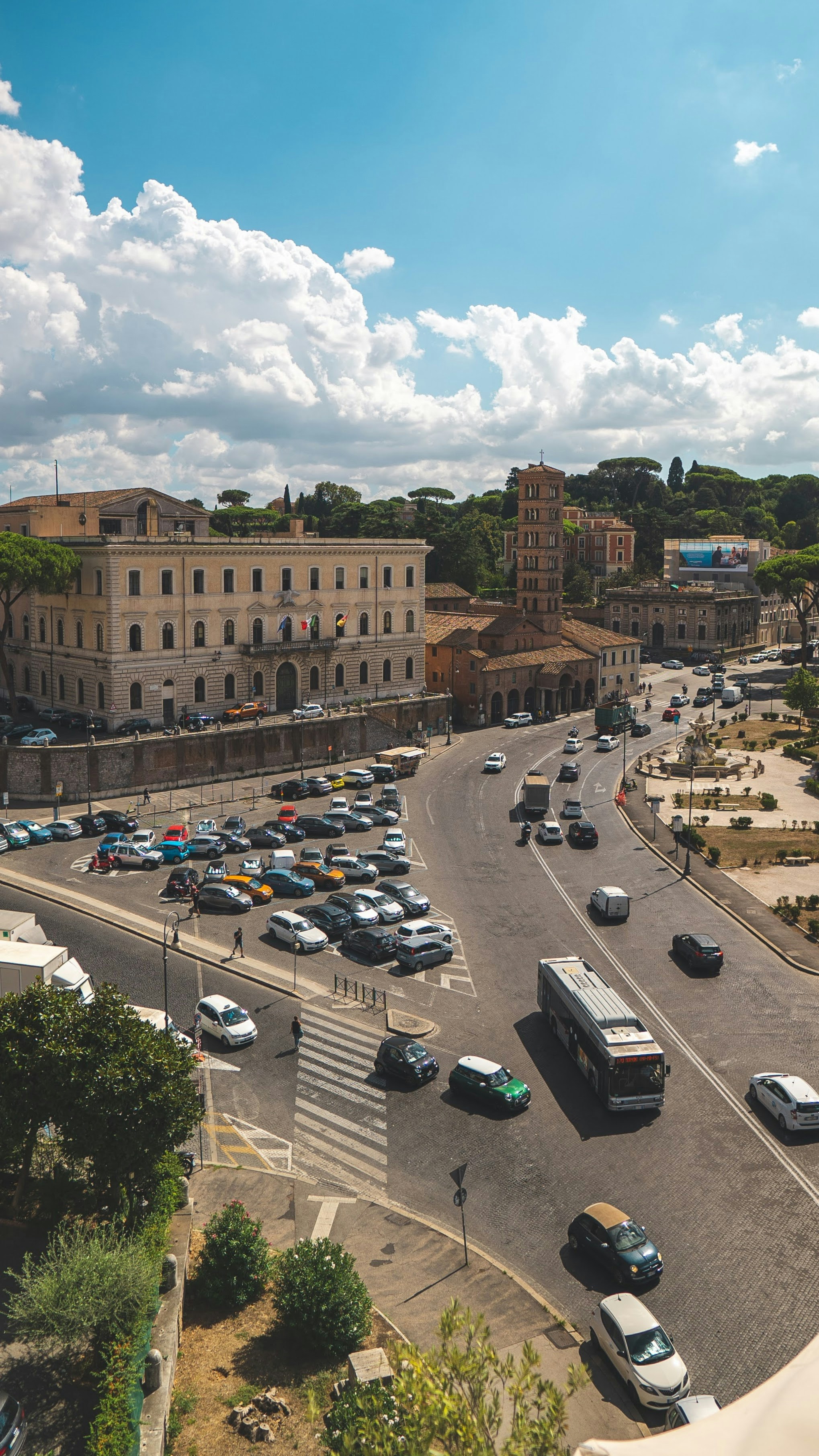 uma rua da cidade cheia de muito trânsito