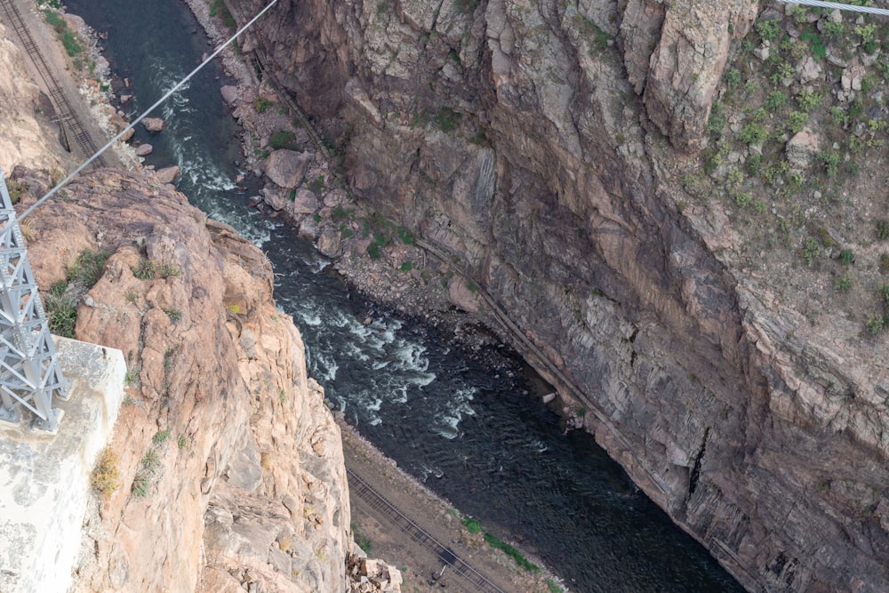 Un homme traversant un pont suspendu au-dessus d’une rivière