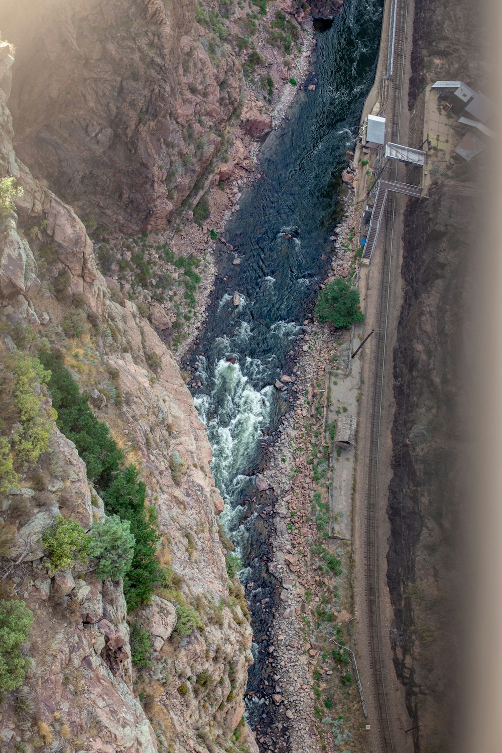 Blick auf einen Fluss, der durch eine Schlucht fließt