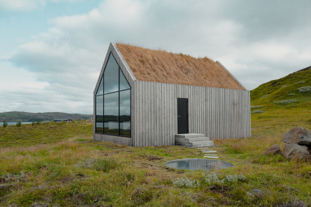 una piccola casa con un tetto d'erba e scale