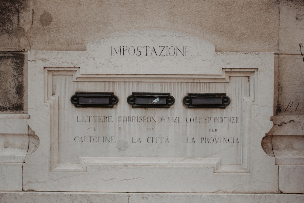 a wall with a plaque on it that says impostazioni