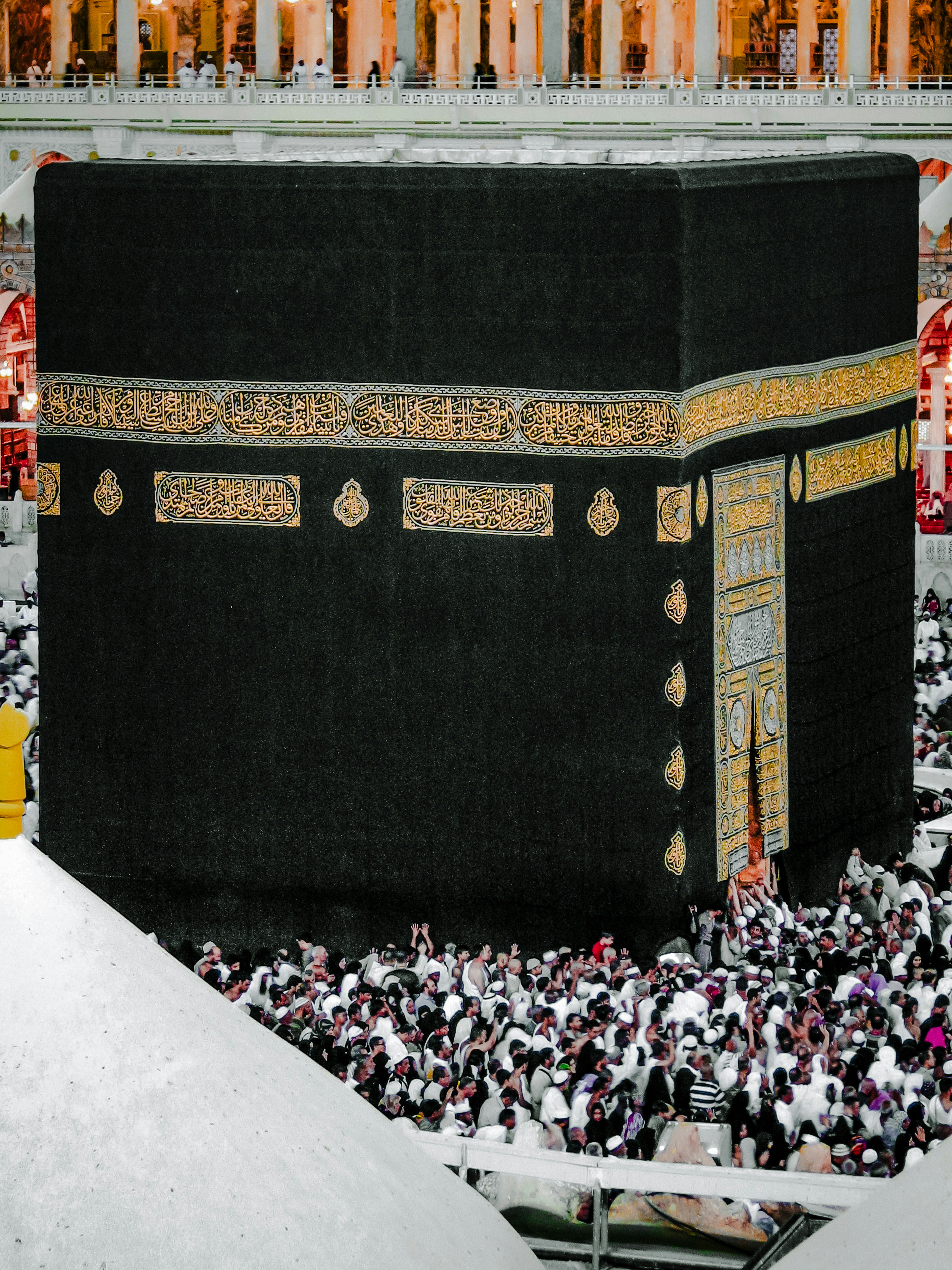 Ka'bah dan jamaah thawaf saat umroh di Makkah