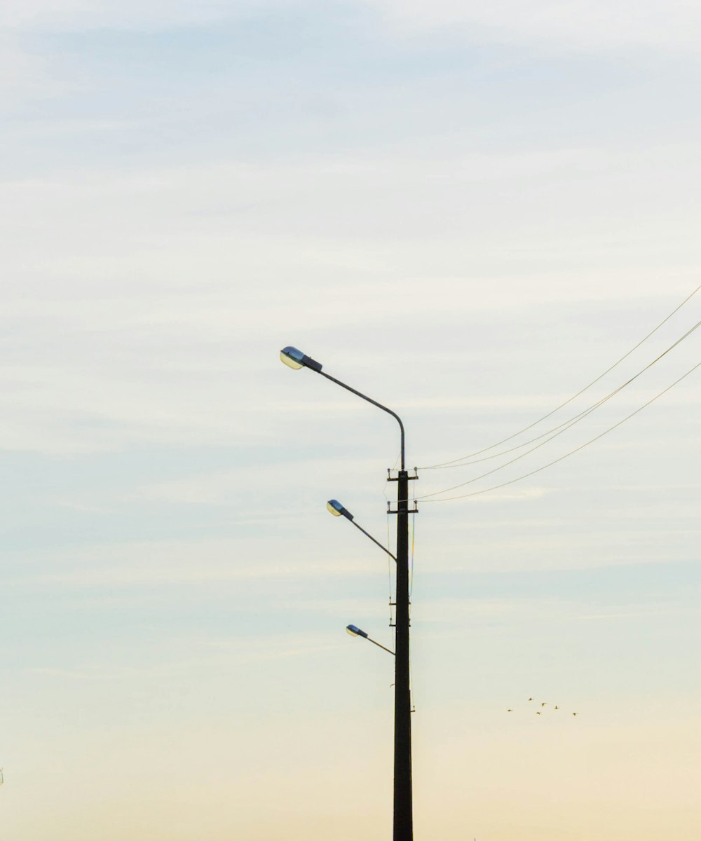 un lampadaire sur un poteau avec un fond de ciel