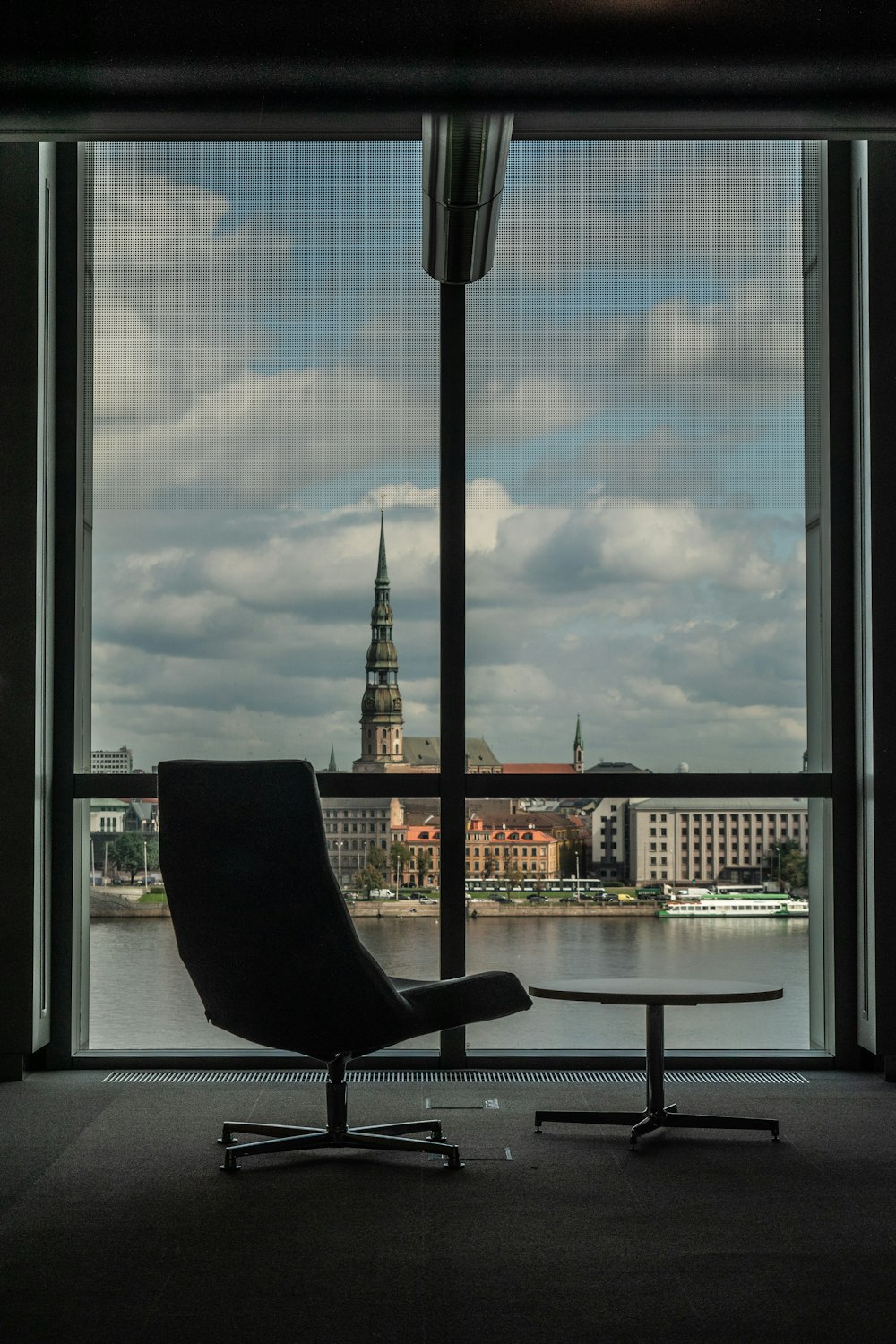 ein Stuhl, der vor einem Fenster mit Blick auf eine Stadt sitzt