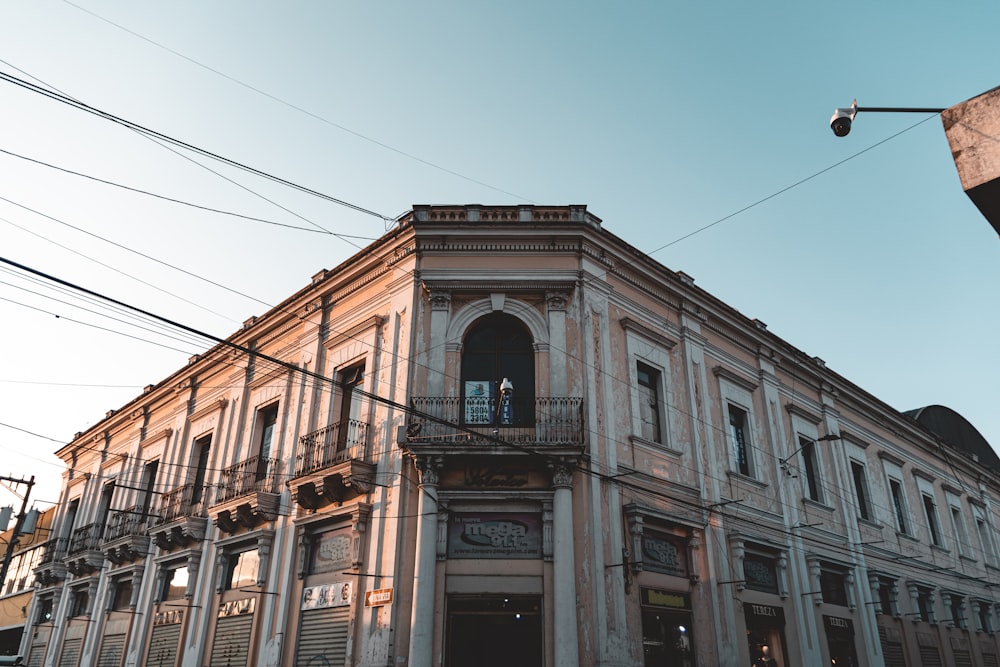 Un edificio alto con un orologio sulla parte anteriore di esso