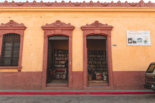 A welcoming storefront with a sign that reads 'luzlibro' inviting people to explore inside.