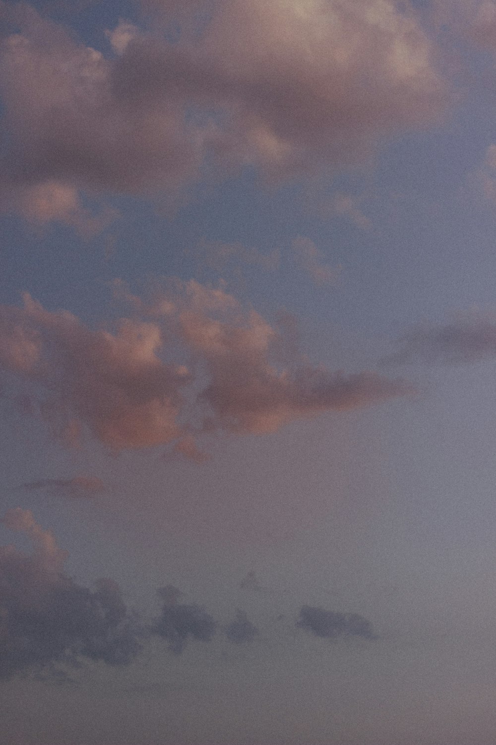 Un aereo che vola nel cielo con le nuvole sullo sfondo