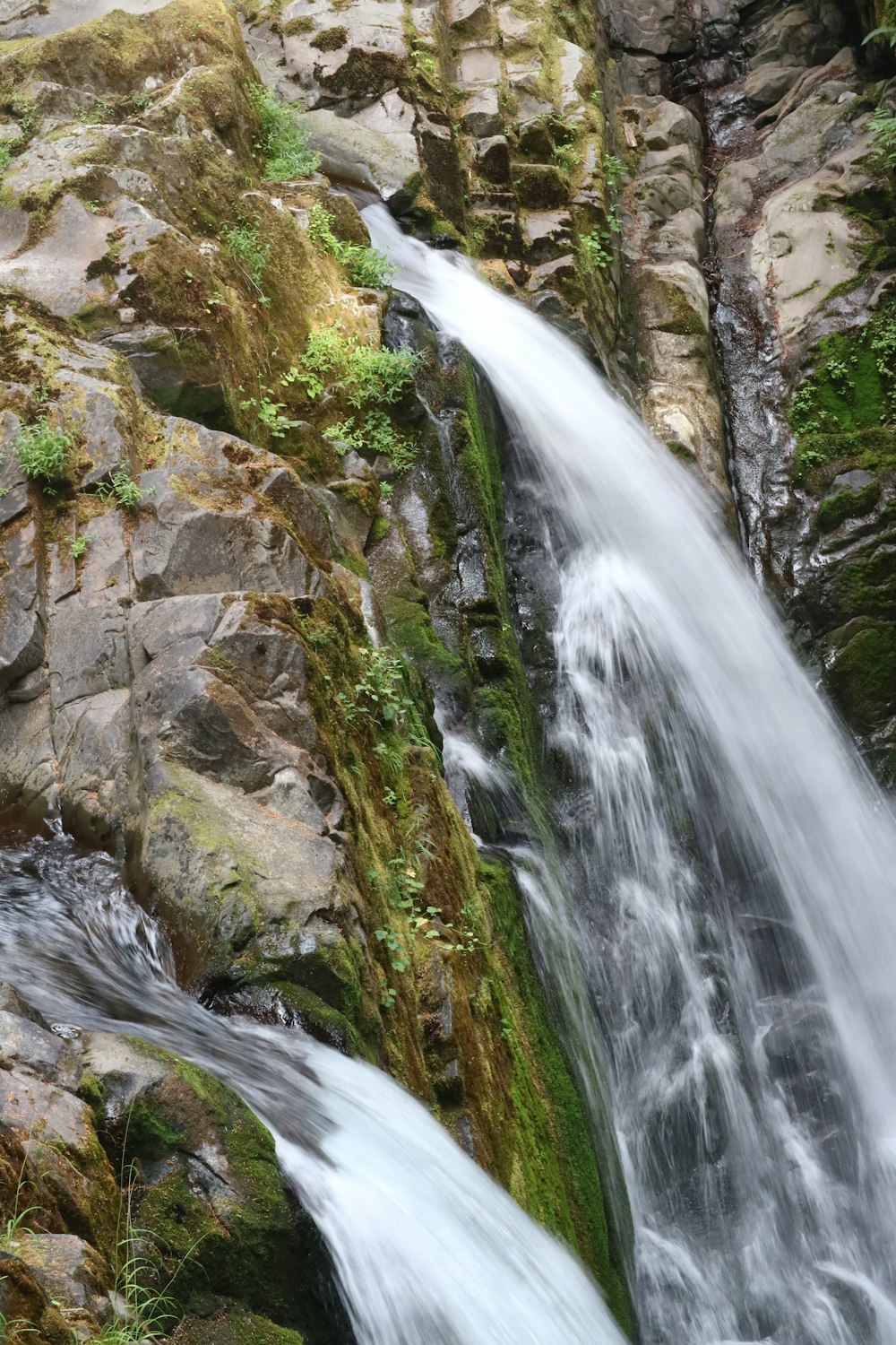 une petite cascade au milieu d’une zone rocheuse