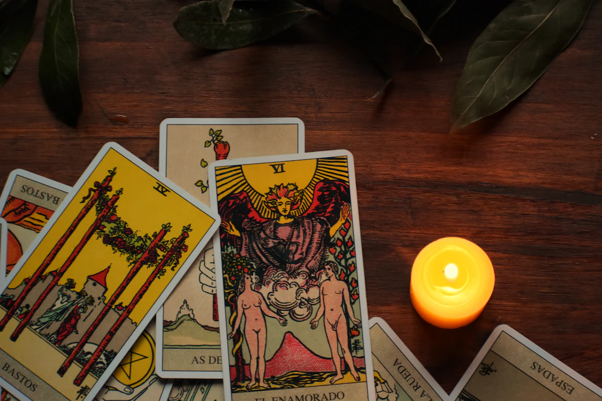 Vela y cartas de tarot