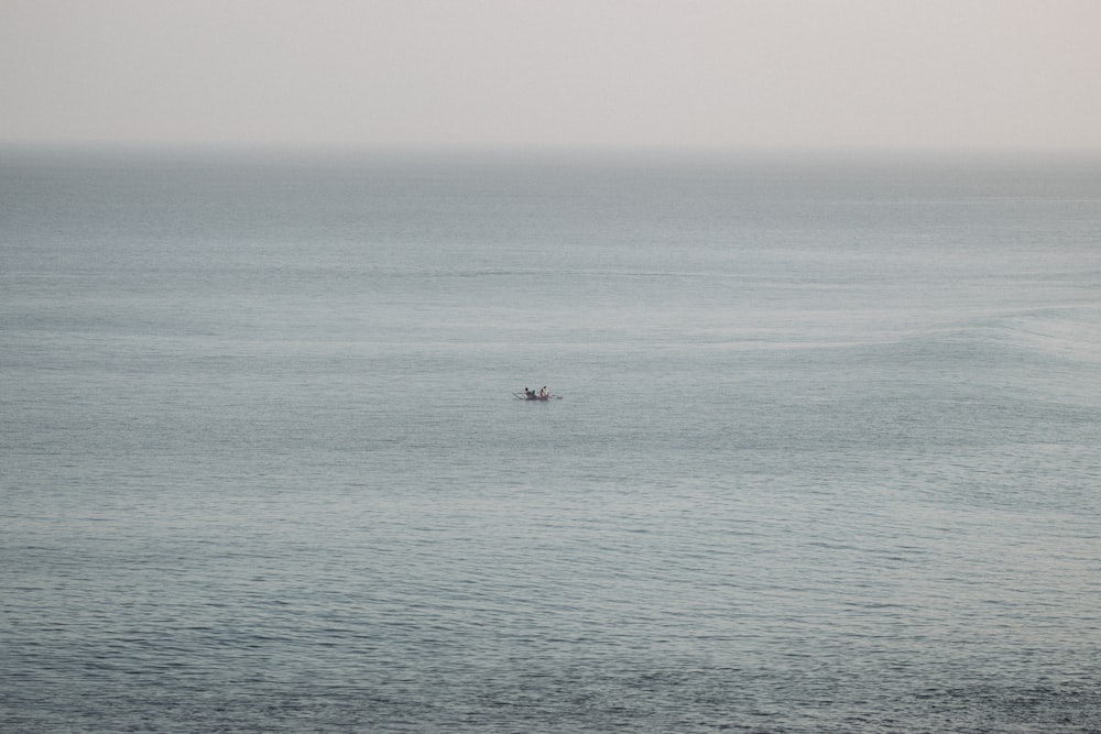 Un barco solitario en medio del océano