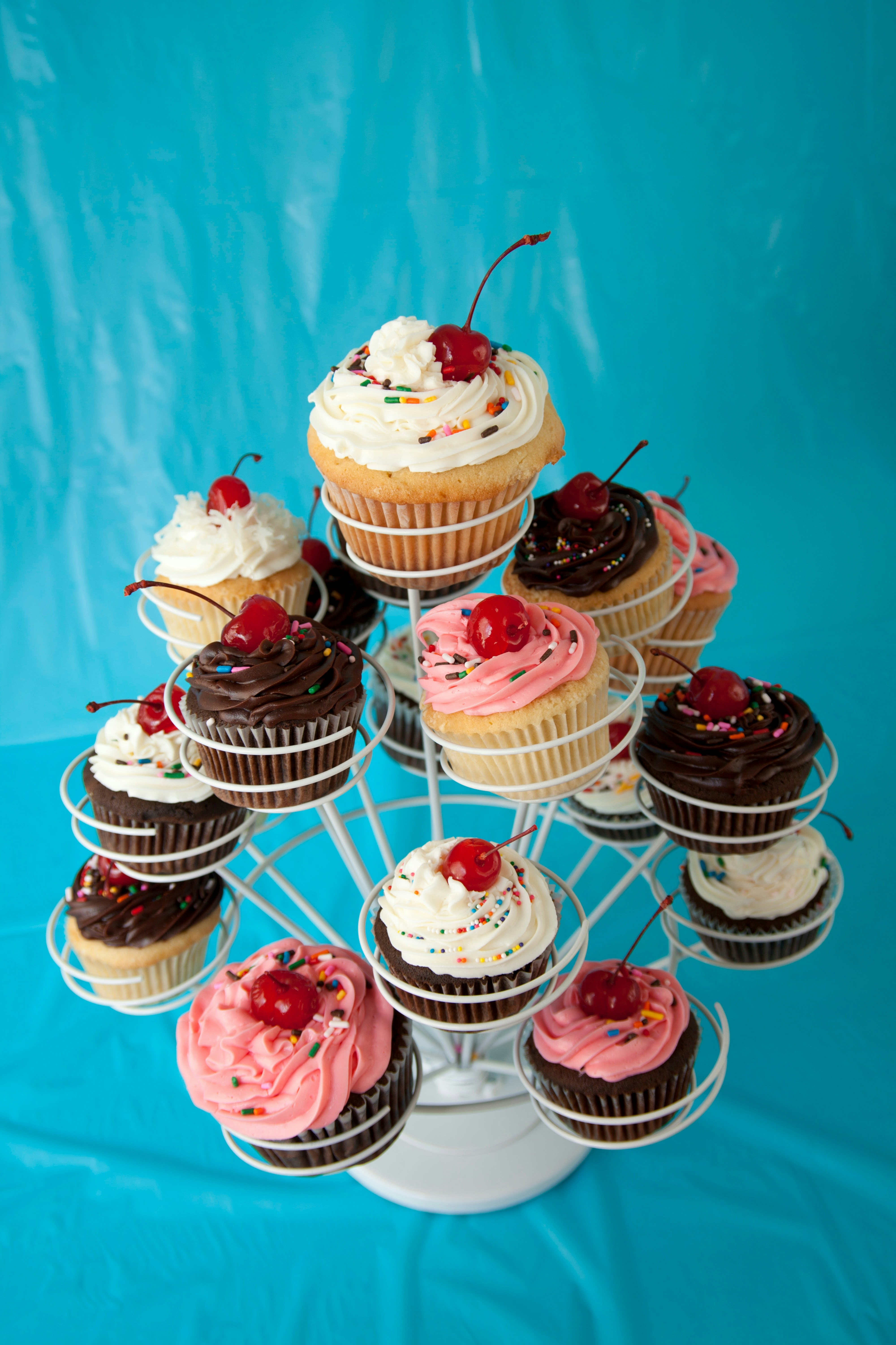 Un soporte de cupcakes con un montón de cupcakes