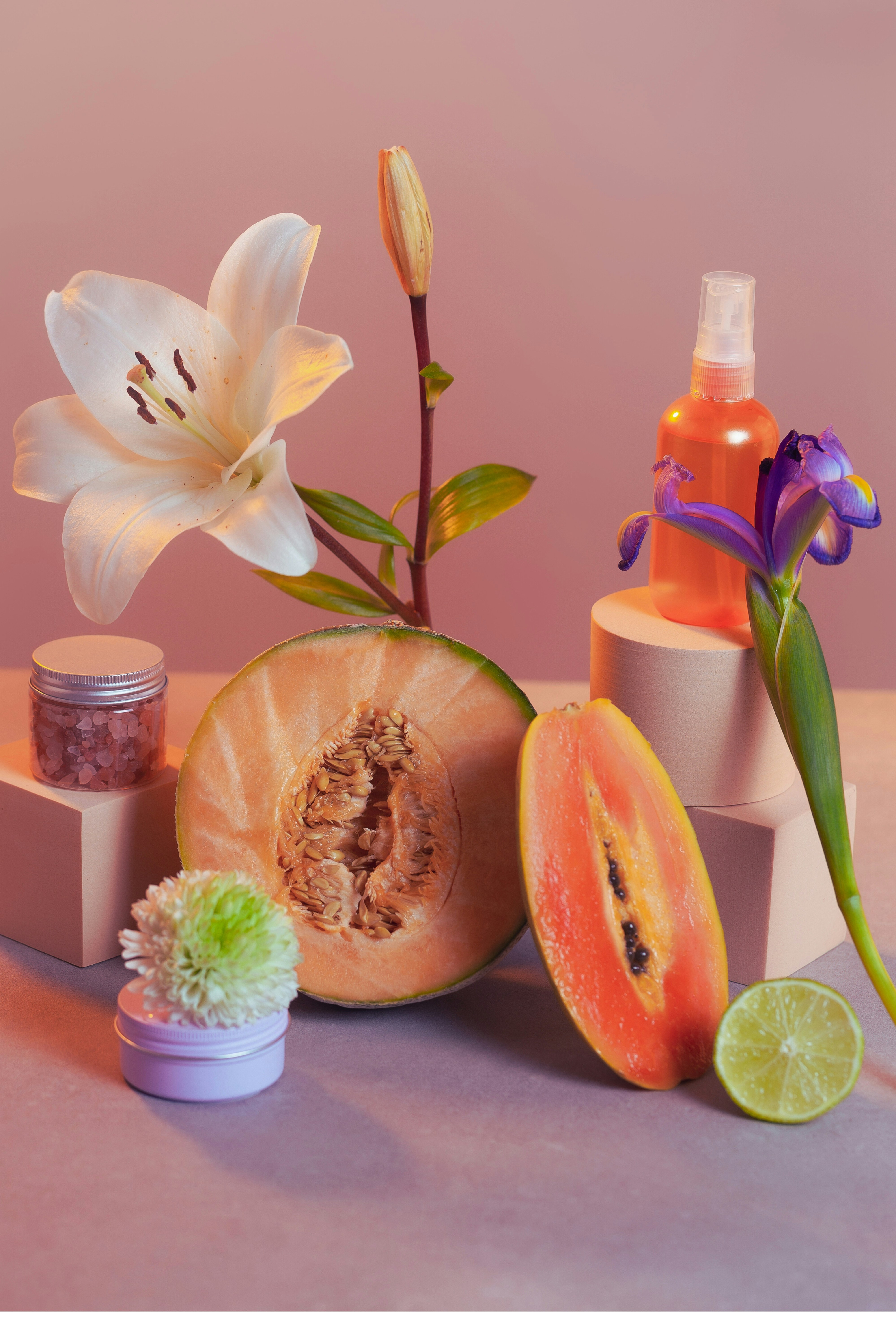 ein Tisch mit einer Vase, die mit Blumen und Früchten gefüllt ist