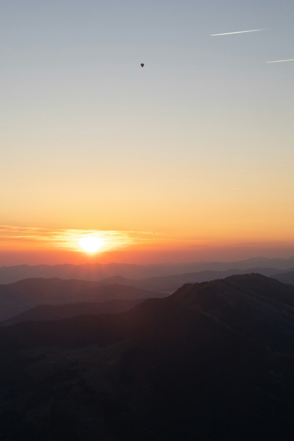 Le soleil se couche sur une chaîne de montagnes