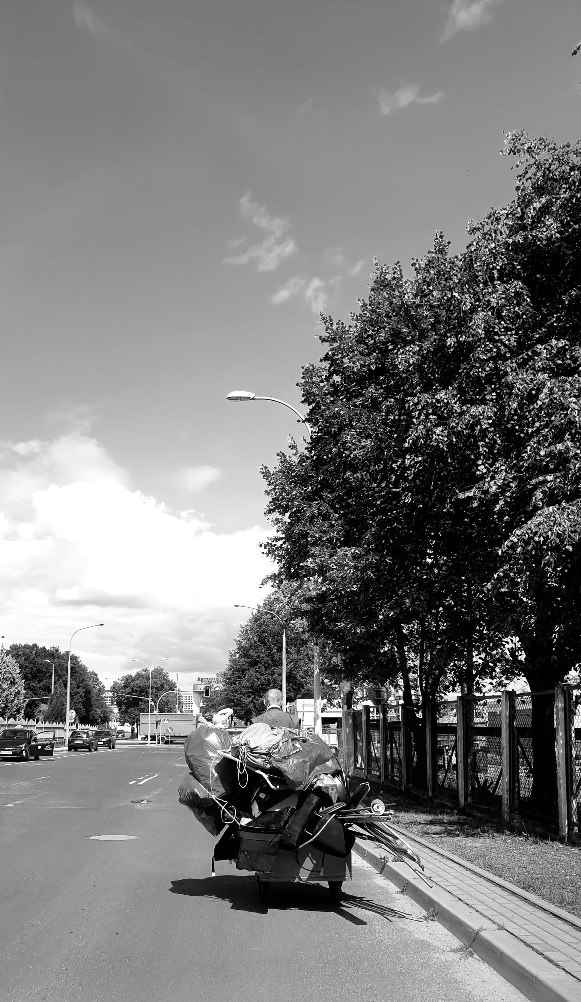 una motocicleta estacionada al costado de la carretera
