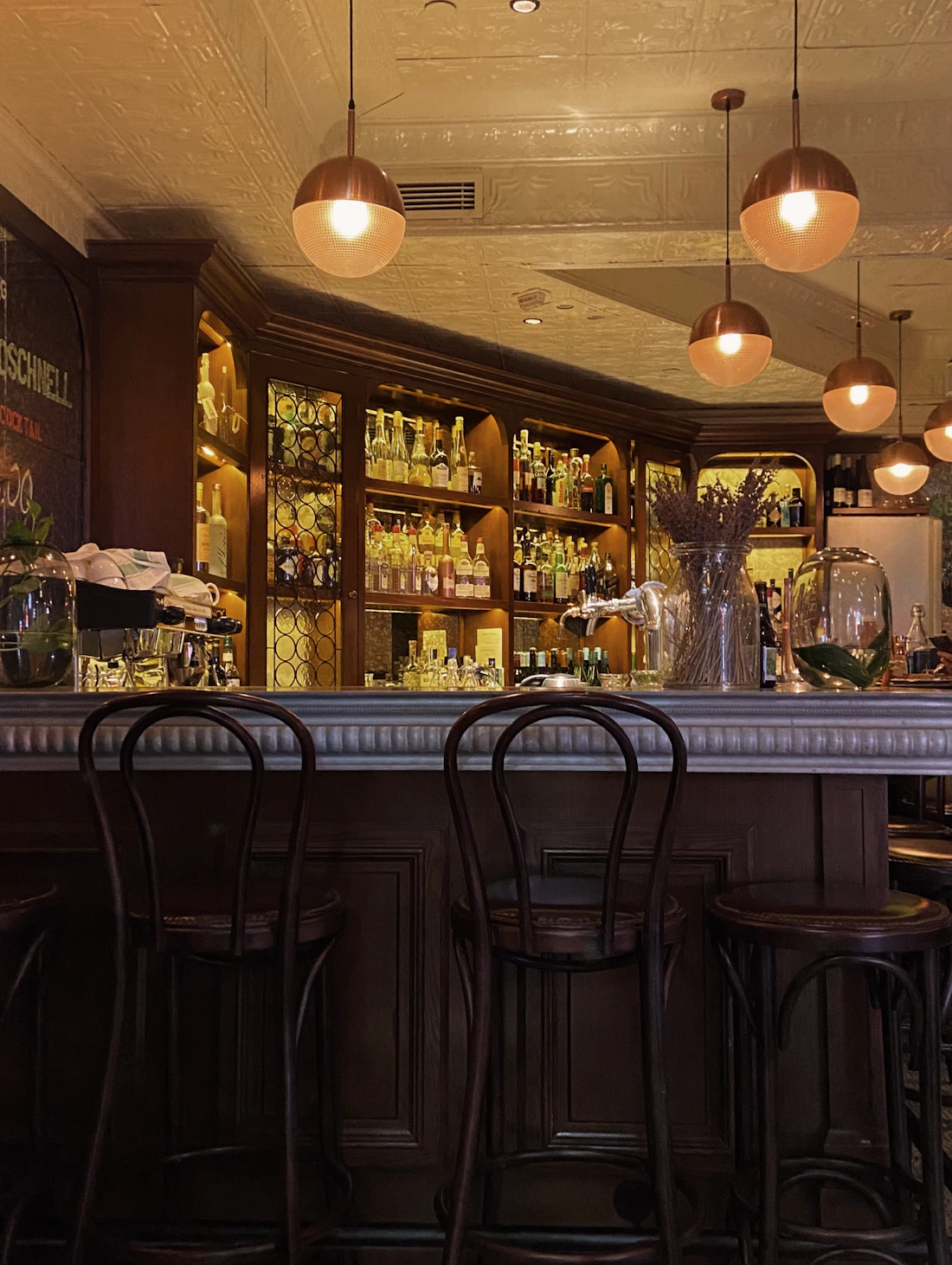 Comptoir de restaurant avec tabourets alignés