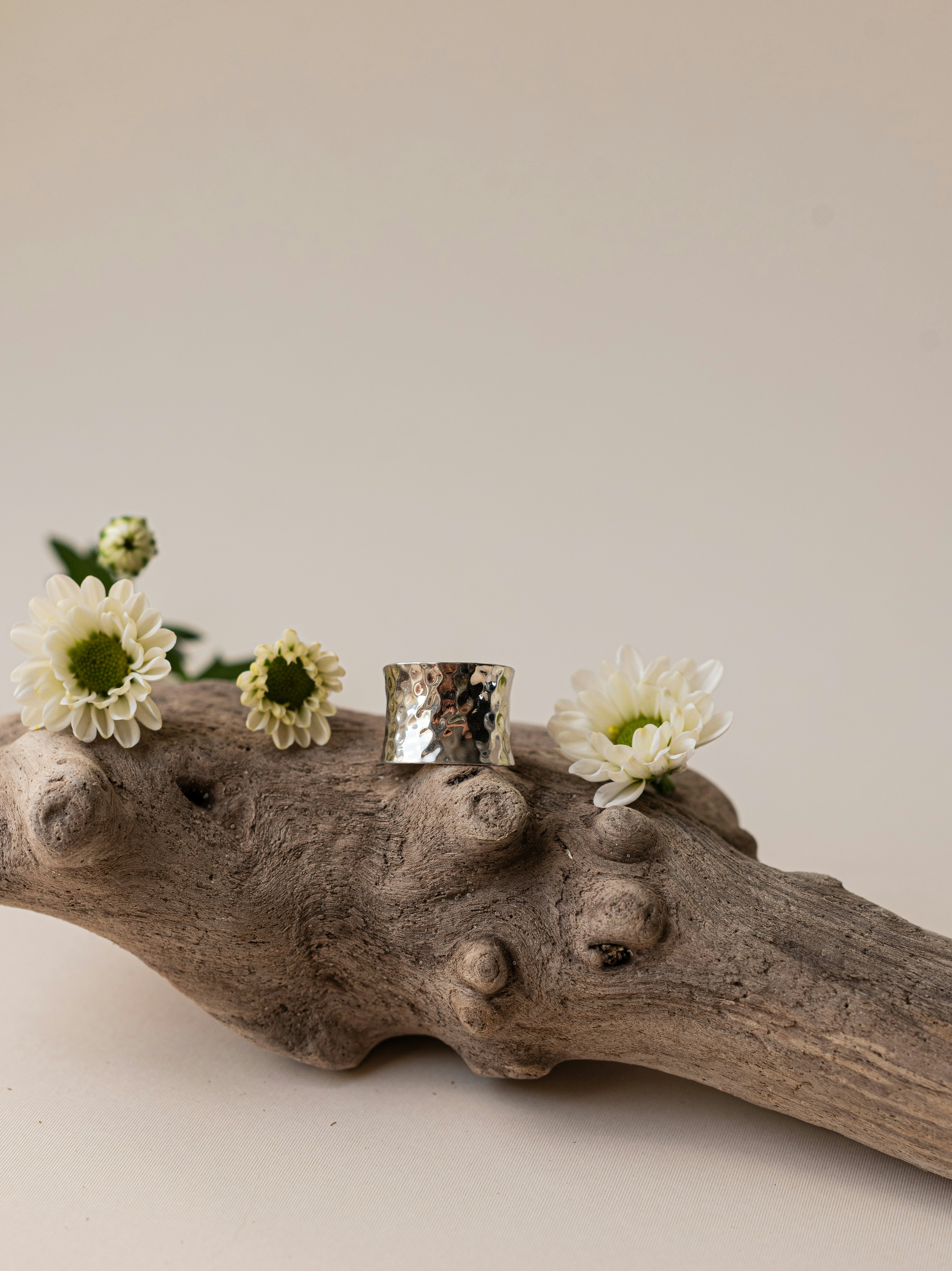 꽃이 달린 나무 조각