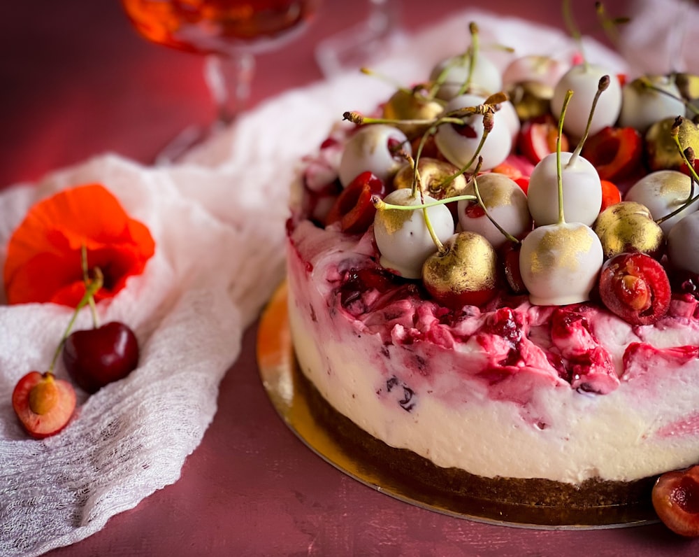 Un pastel con cerezas encima