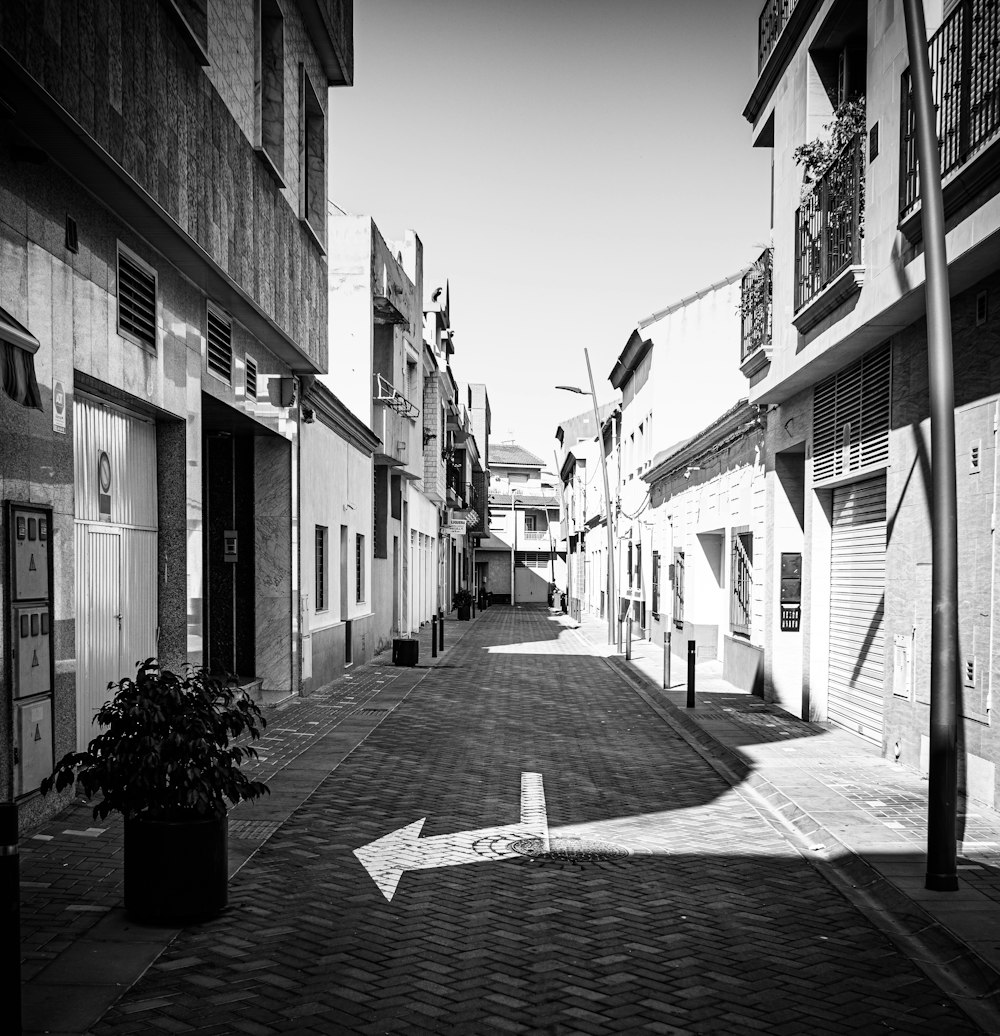 uma foto em preto e branco de uma rua estreita