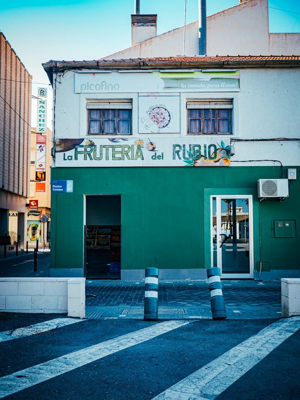 Um edifício verde com uma placa que diz La Fruteria del Rubio