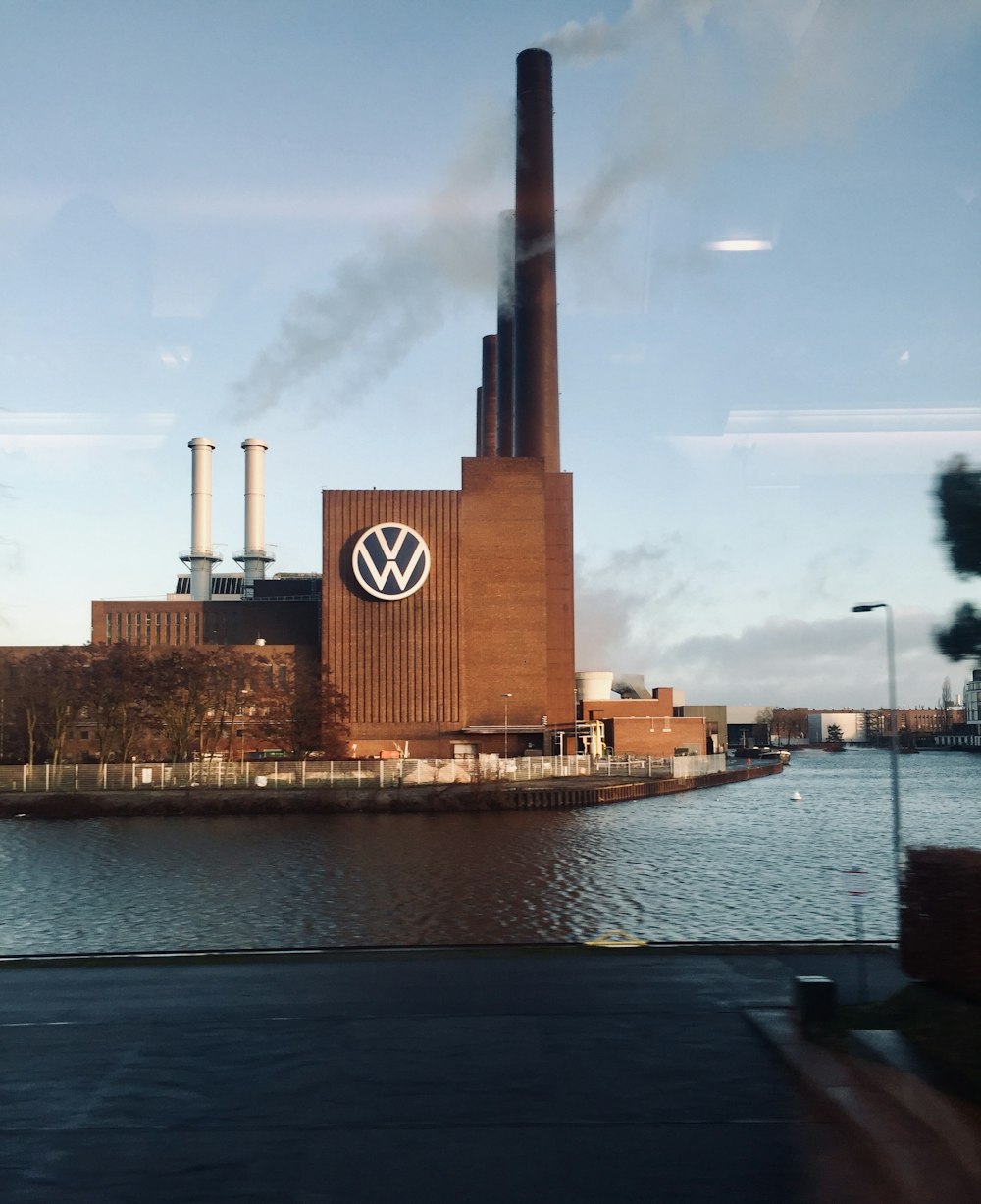 une vue d’une usine avec de la fumée qui en sort