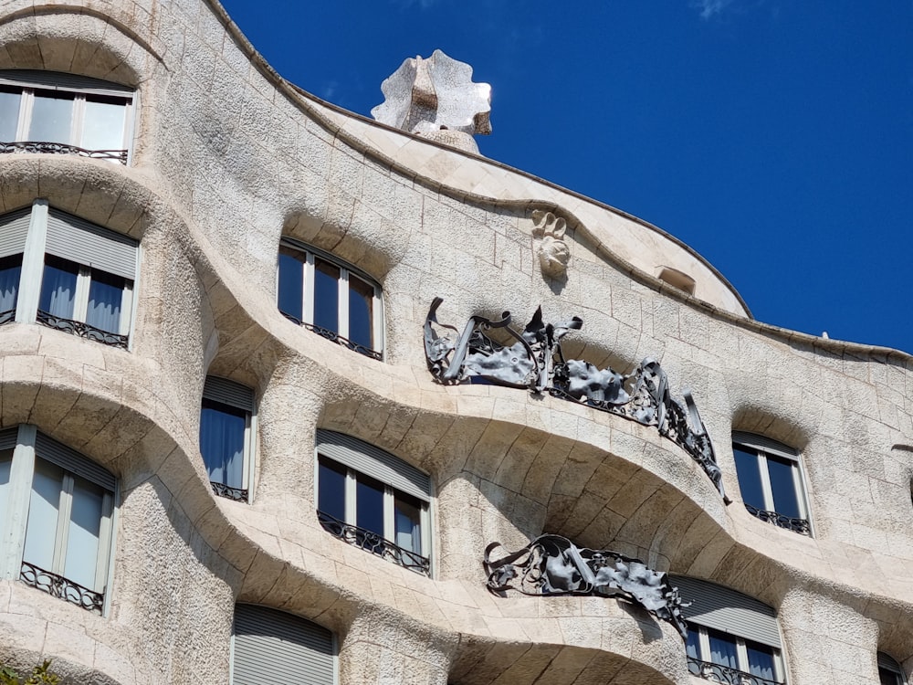 a building that has a bunch of windows on it