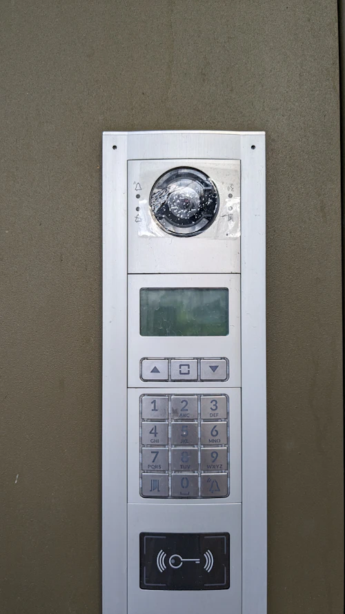 Panel de citofonía en el acceso de un edificio en Concepción