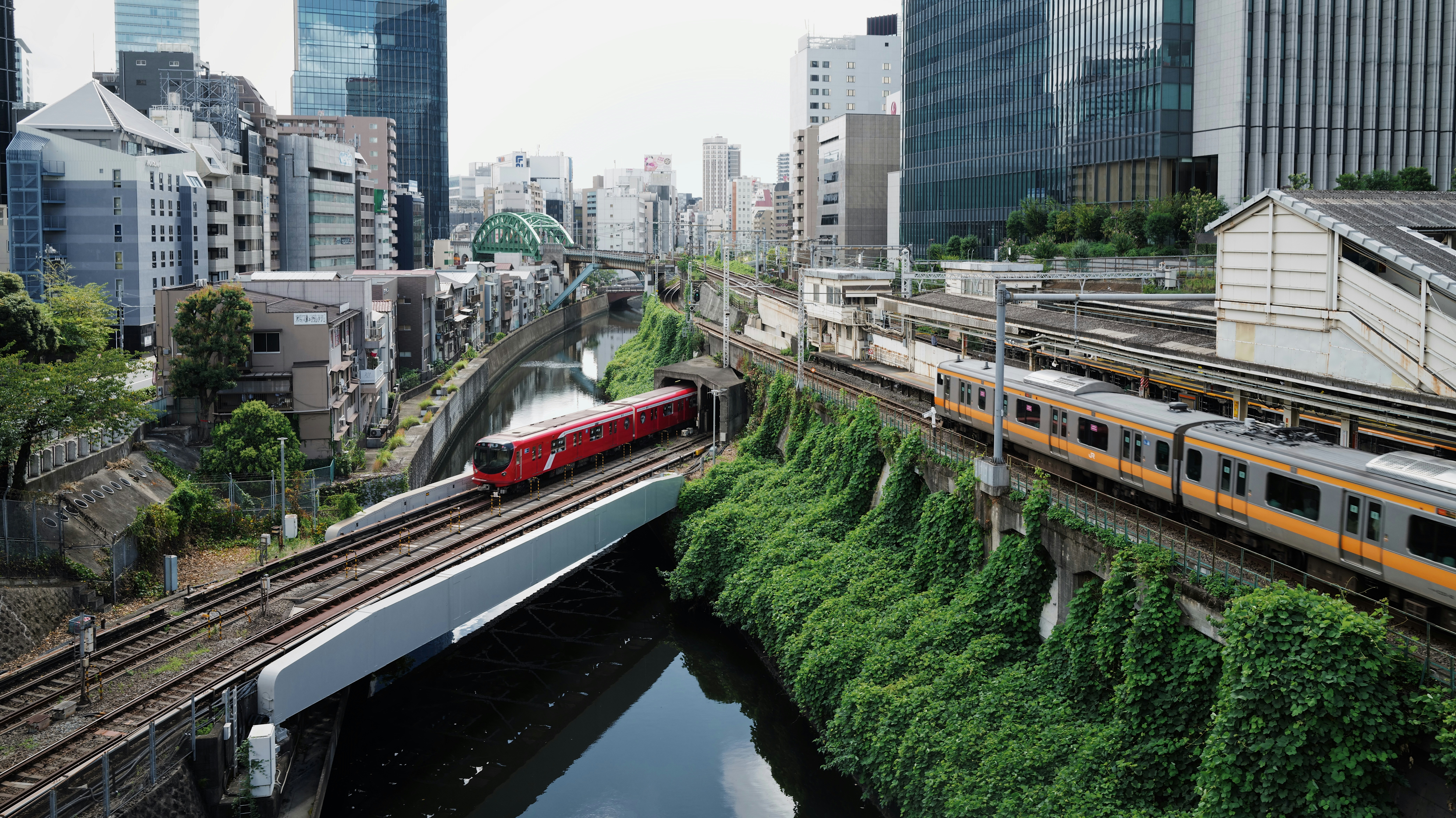 Train travel and transportation in Tokyo