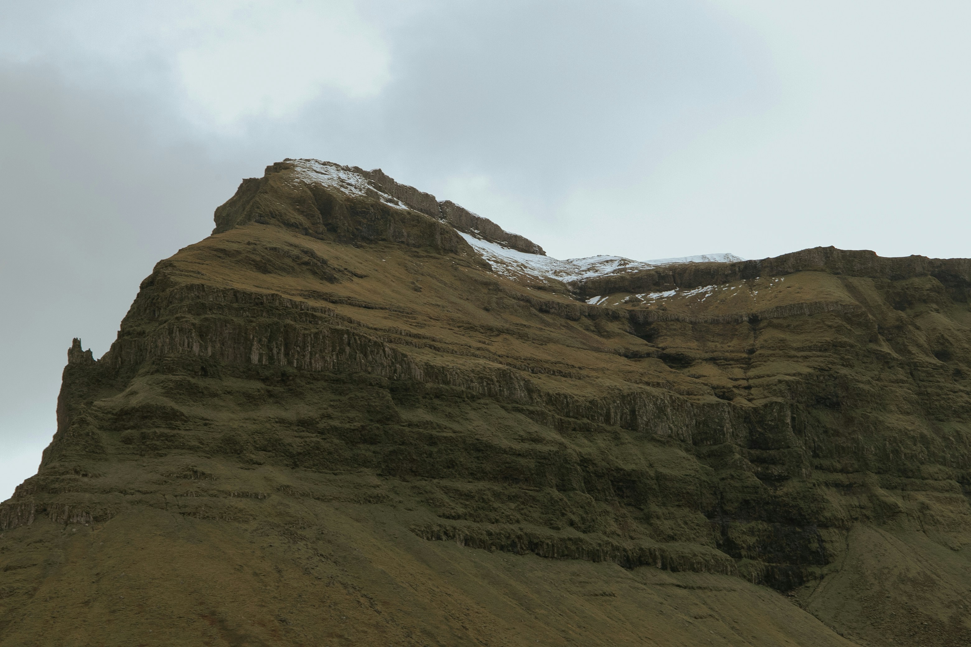 Una montagna molto alta con una cima innevata