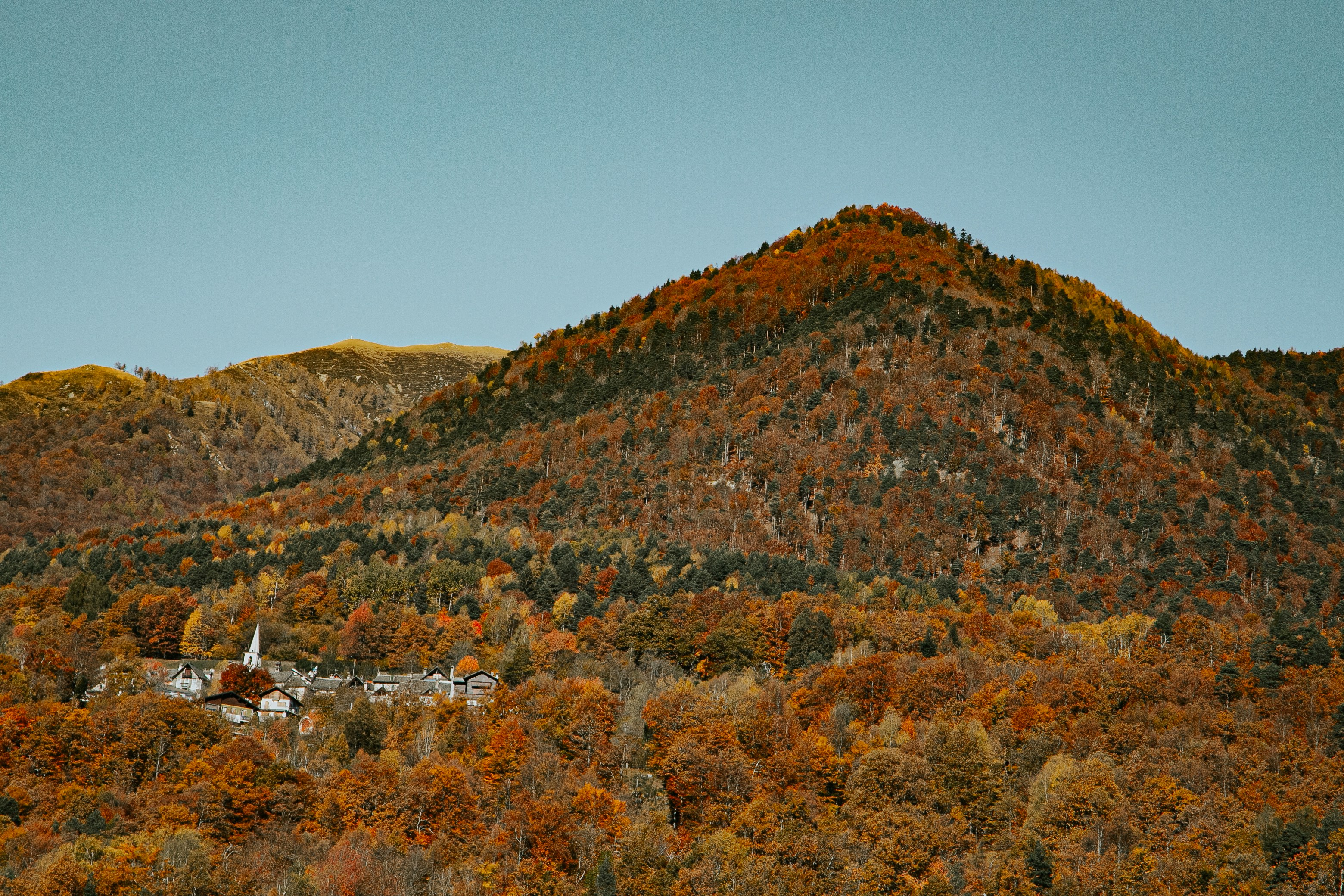 una montagna con una casa nel mezzo