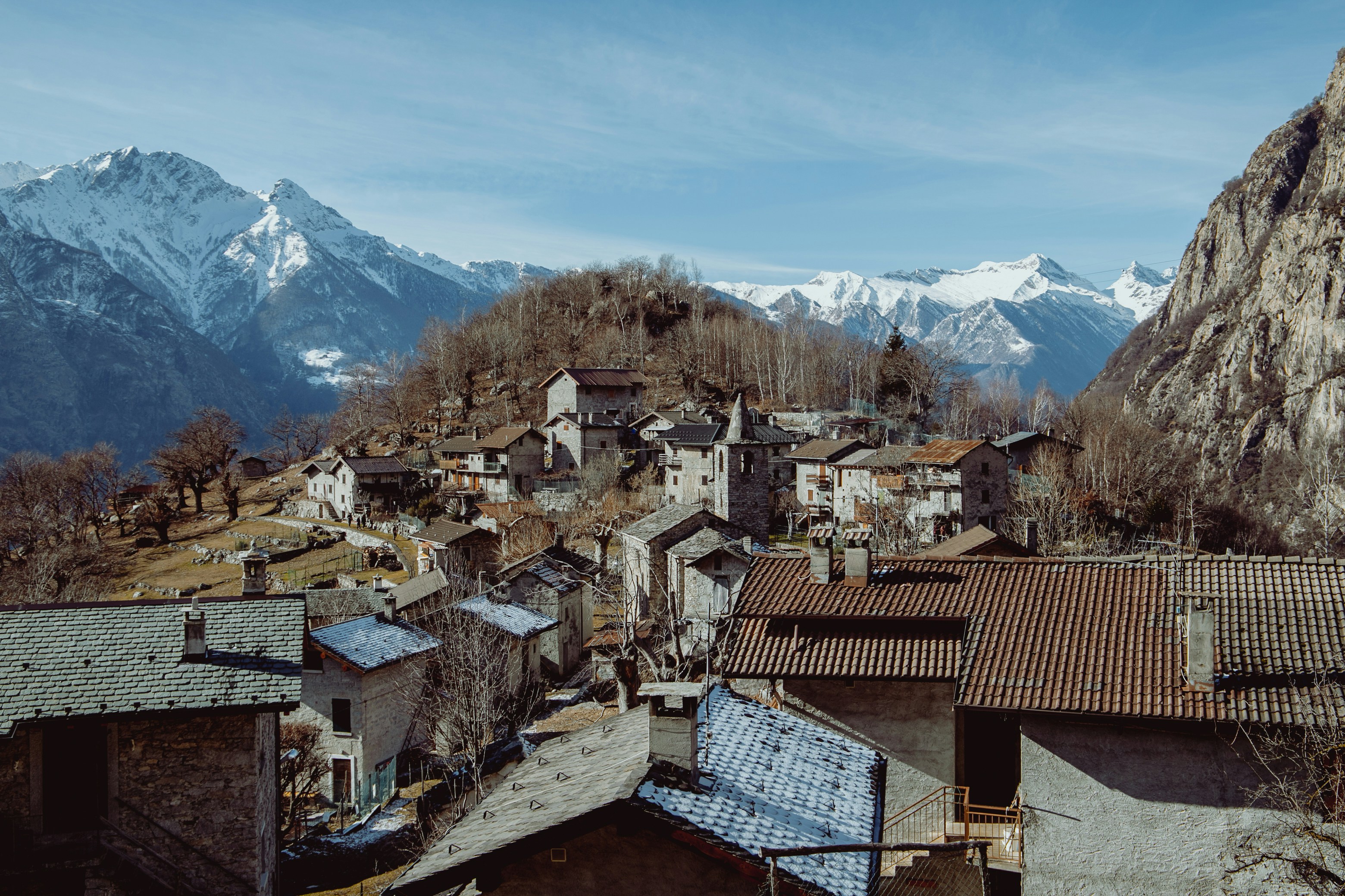 Un villaggio con le montagne sullo sfondo