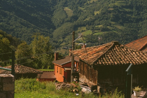 an old building in the middle of a field