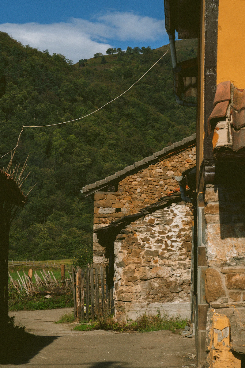 Caserío rural tradicional de piedra y galería de madera