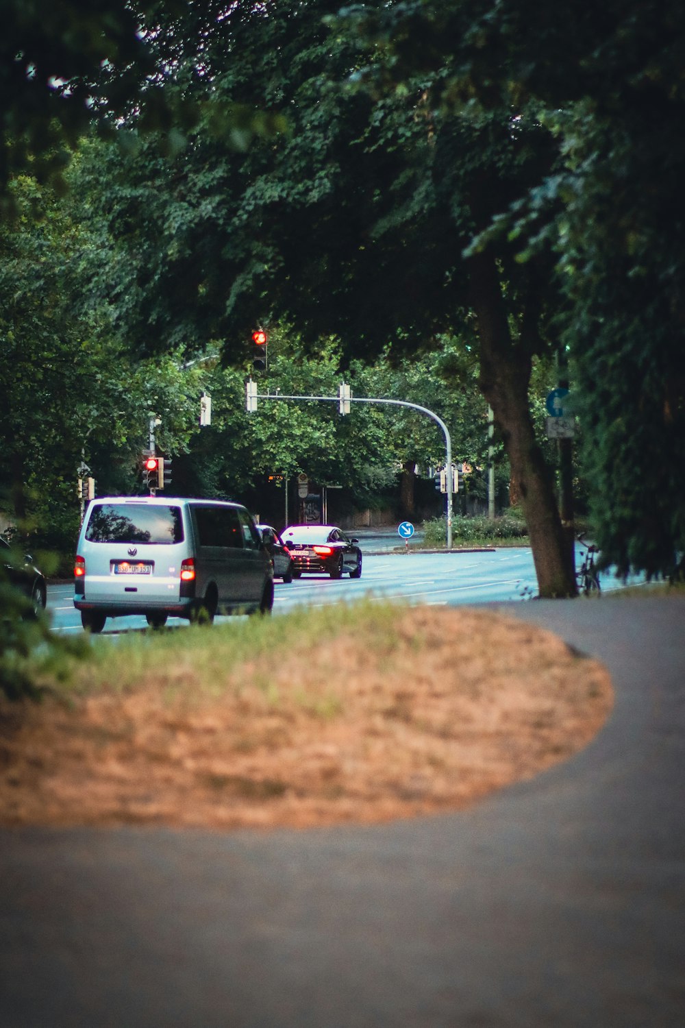 Ein Lieferwagen, der neben einer Ampel eine Straße entlang fährt