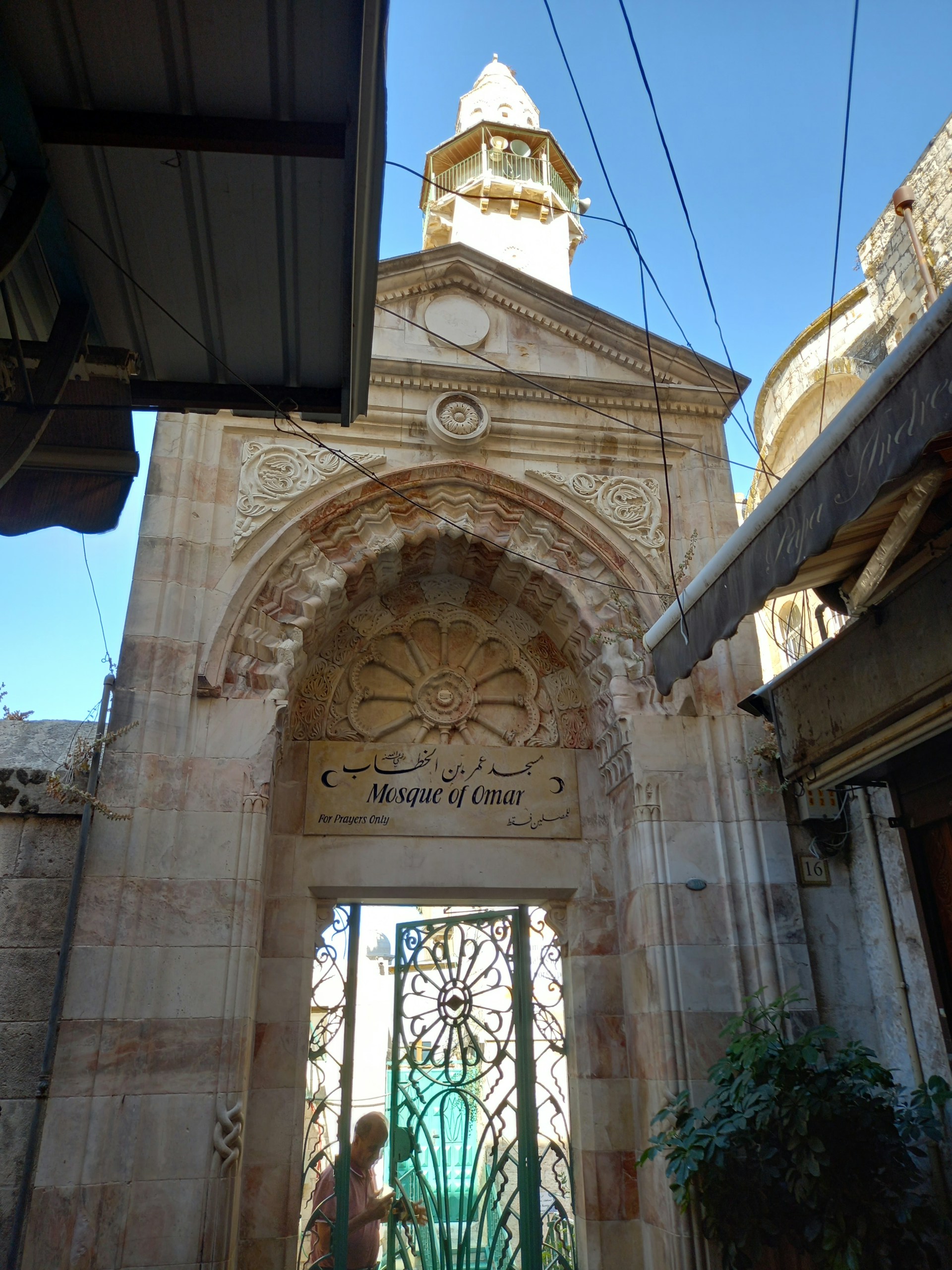 gray computer monitor