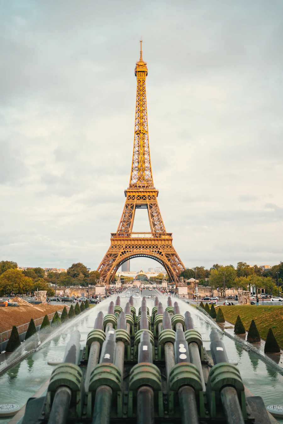 La Tour Eiffel vue depuis le pied, en contre-plongée