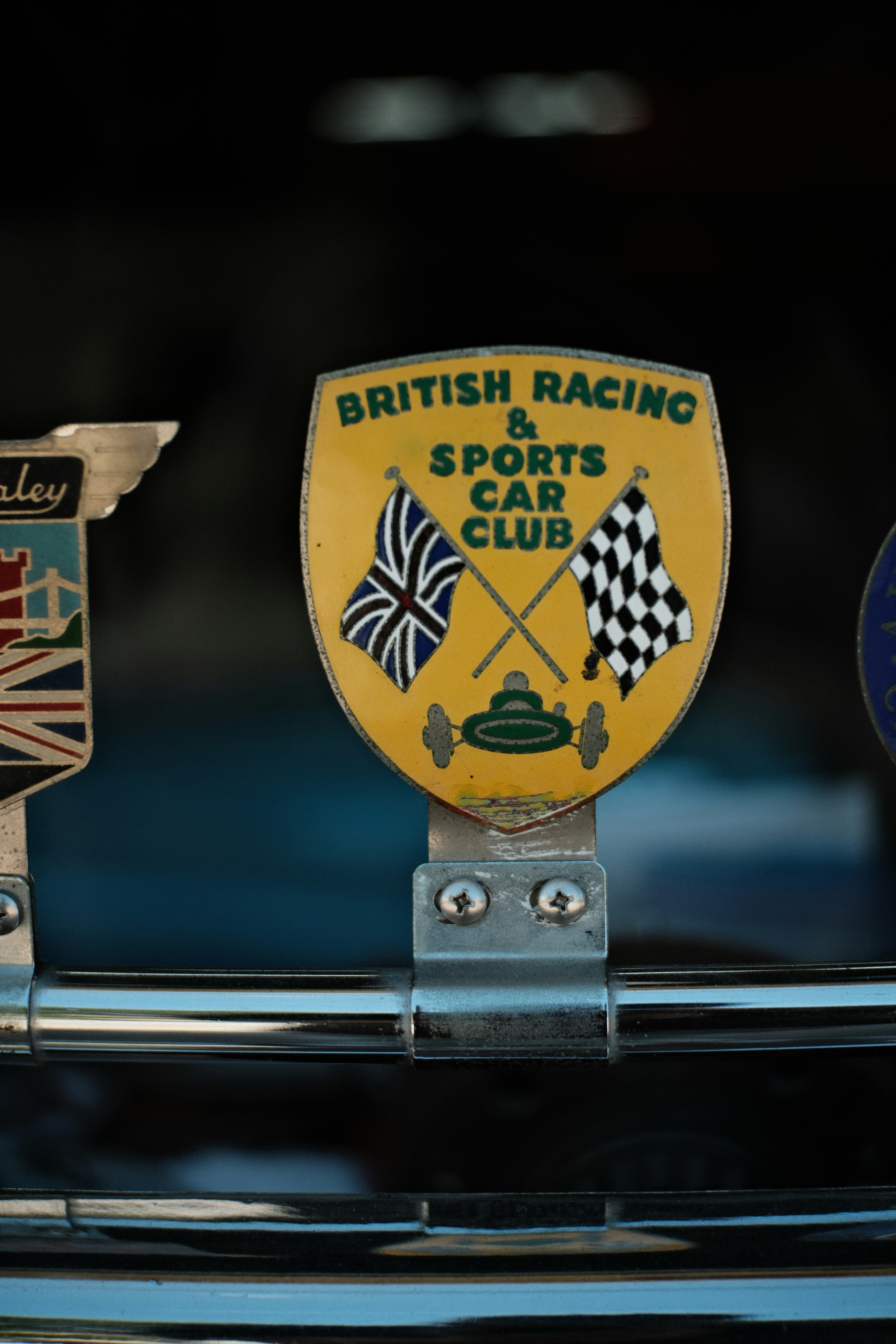 photo-1694192915777-d437e459cef5?ixid=M3wxMjA3fDB8MXxzZWFyY2h8NHx8cmFjaW5nJTIwZW50aHVzaWFzdCUyMG11Z3N8ZW58MHx8fHwxNzY0MTYwNjUwfDA\u0026ixlib=rb-4.1.0