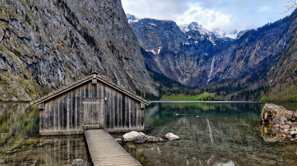 Un molo di legno seduto accanto a un lago di montagna