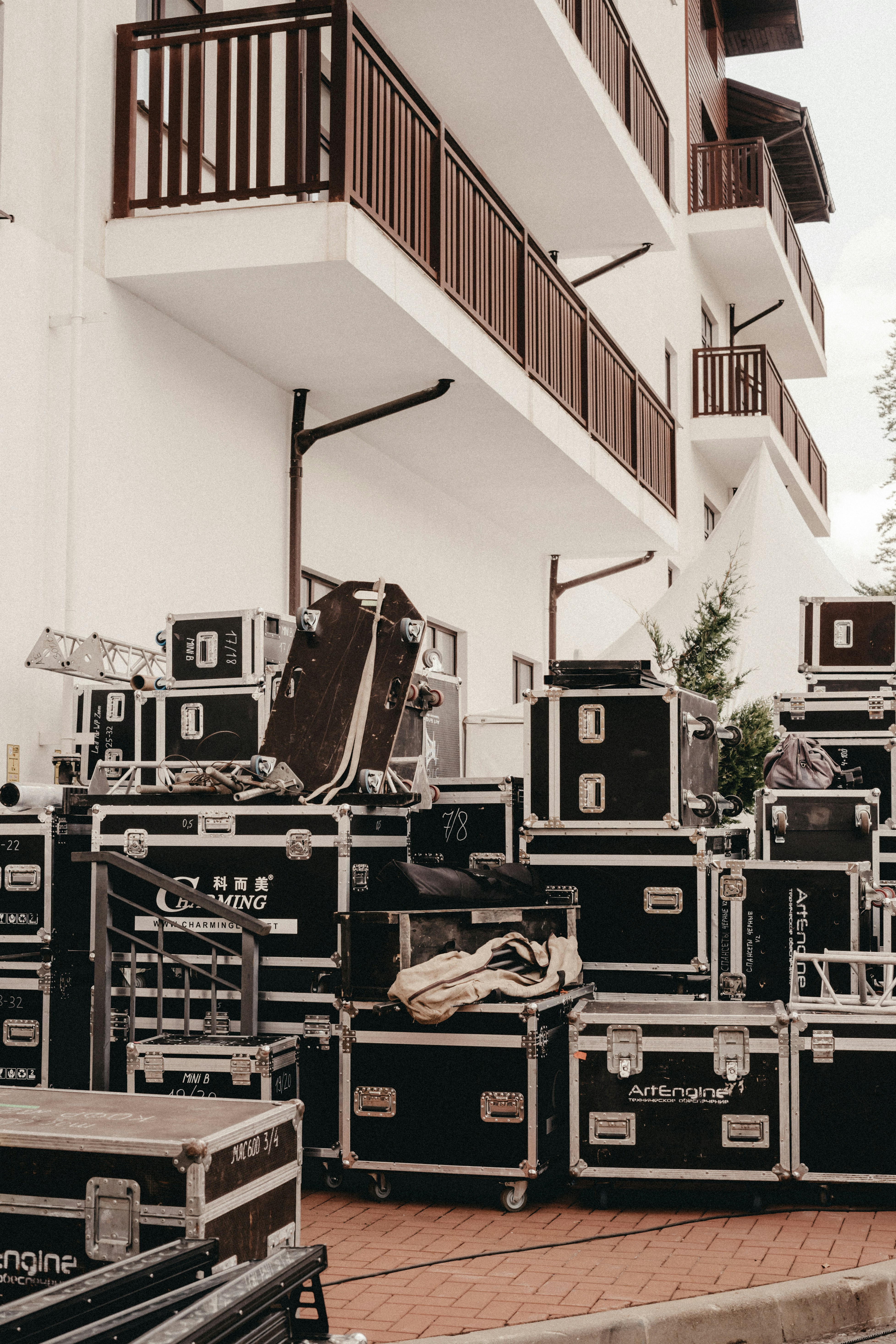 a bunch of old amps sitting outside of a building