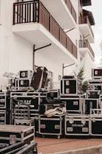 a bunch of old amps sitting outside of a building